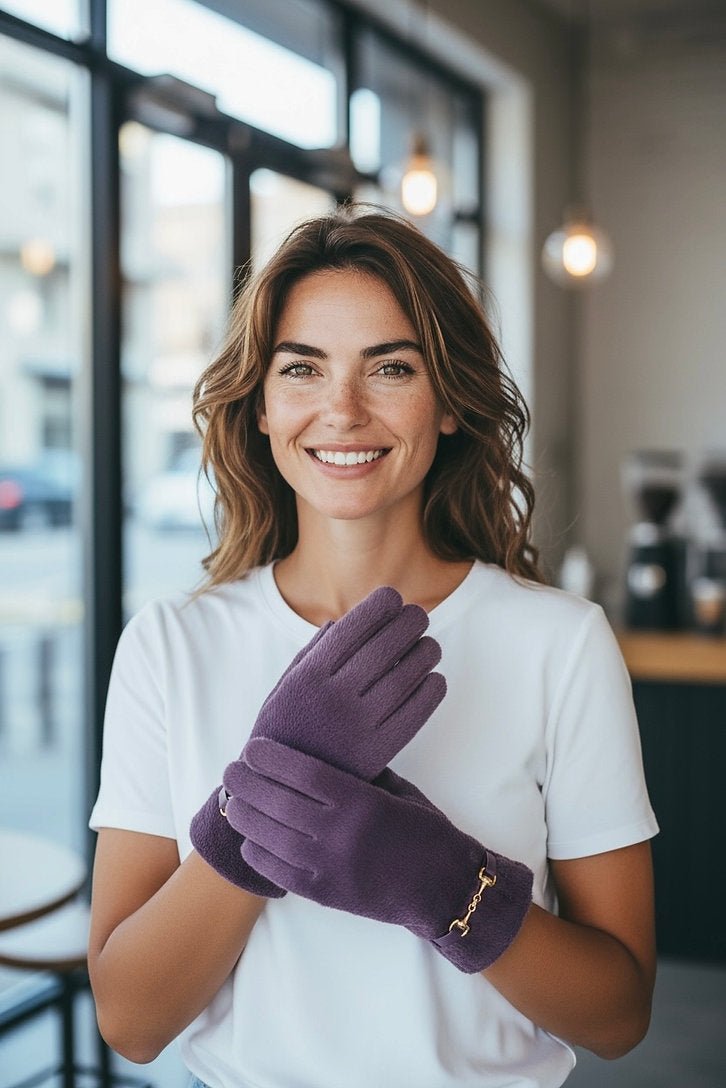 Frau trägt weißes Shirt, dazu Kunstfell Handschuhe in Flieder mit goldener Zierschnalle.