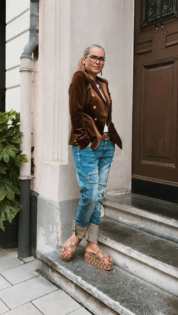 CASAPARI® Samtblazer in Karamell-taillierter Schnitt, goldene Knöpfe, edler Samtstoff in warmer Karamell Nuance. Seitliche Ansicht.