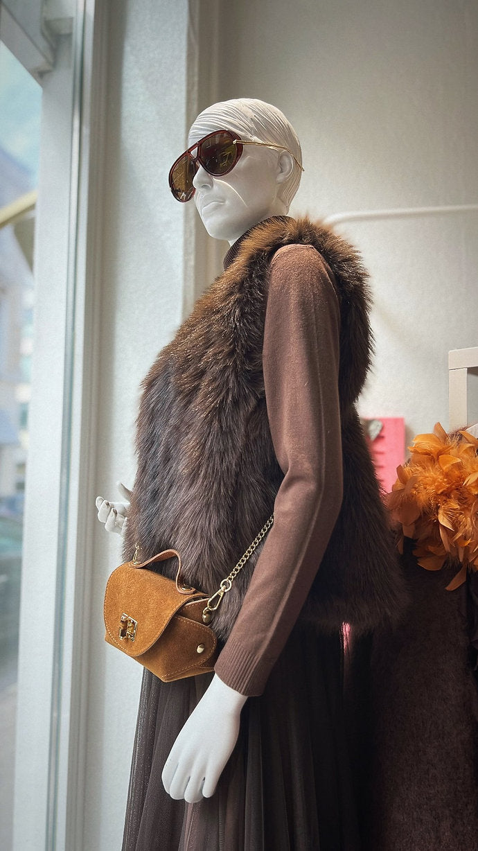 Fake Fur Weste Chocolat in Braun. Edle Kunstfell Weste, kombiniert mit Midi Skirt und Tasche in Caramel.