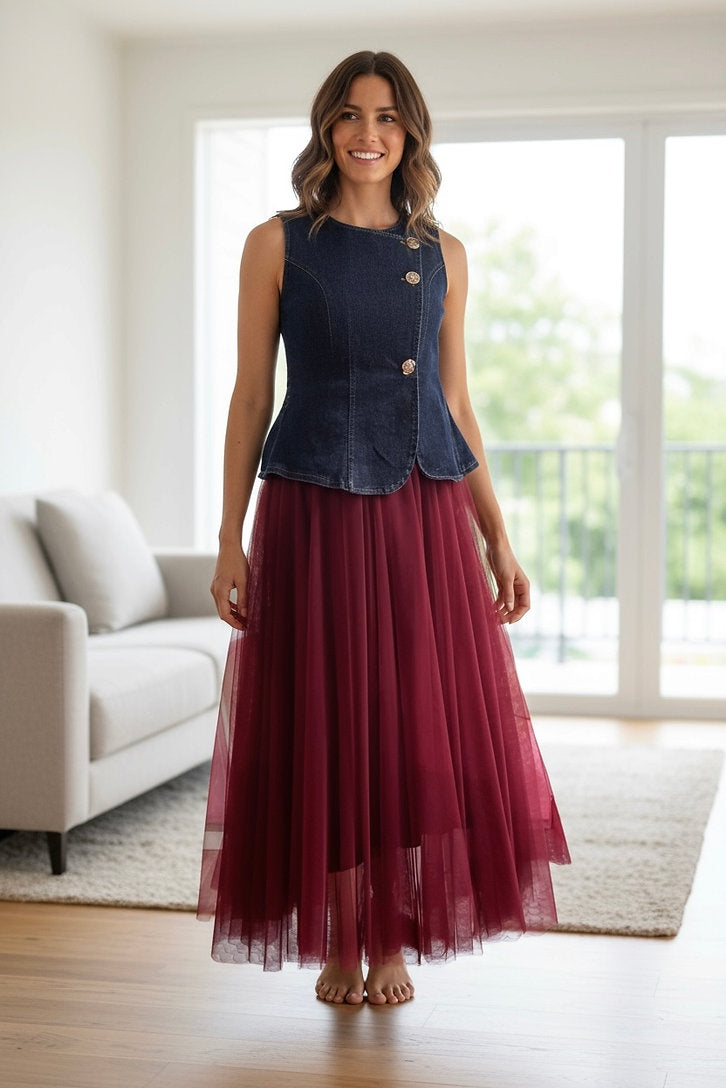 Frau trägt Jeans Corsage in Tüll Rock in Burgundy.