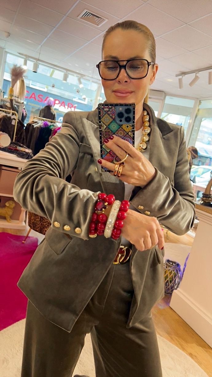 Details Ansicht des Ärmels vom CASAPARI® Samtblazer in Taupe-feiner Samtstoff, goldfarbener Knopf am Ärmelabschluss.