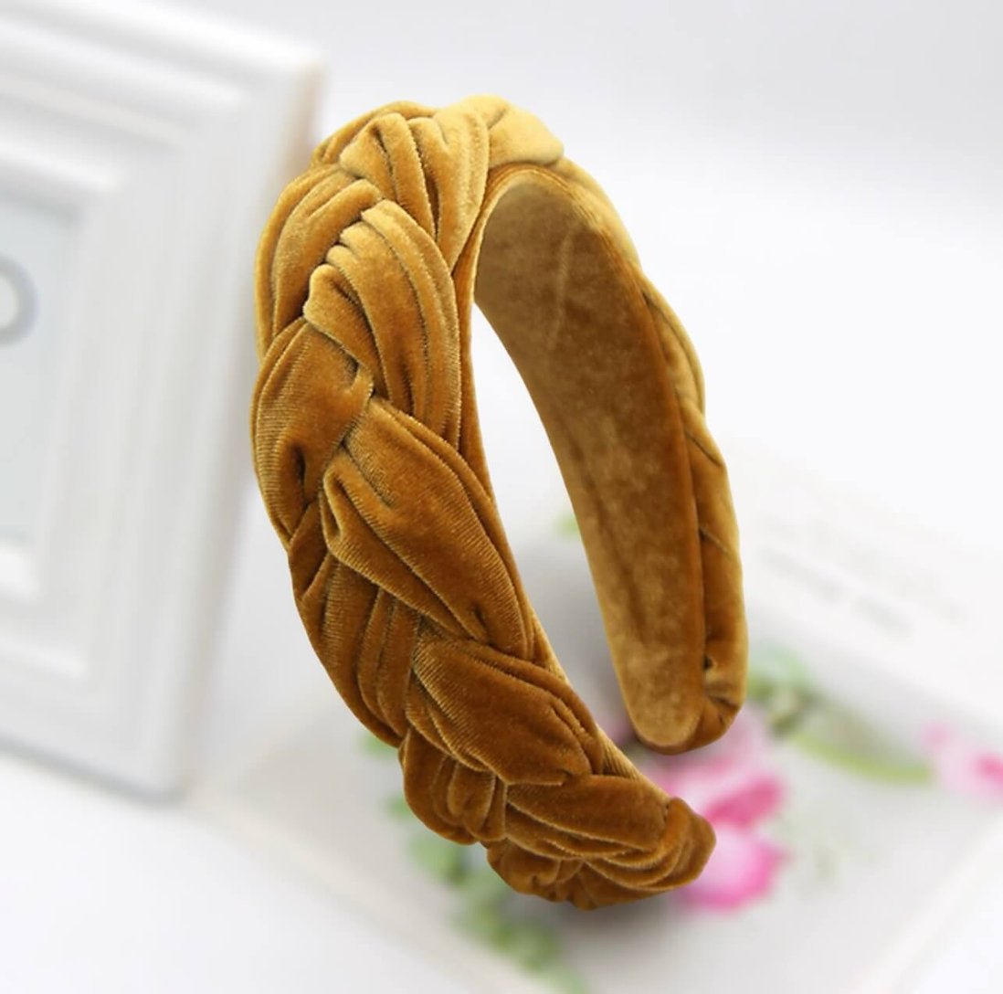 Samt Haarreifen in Senf auf weißen Hintergrund fotografiert.