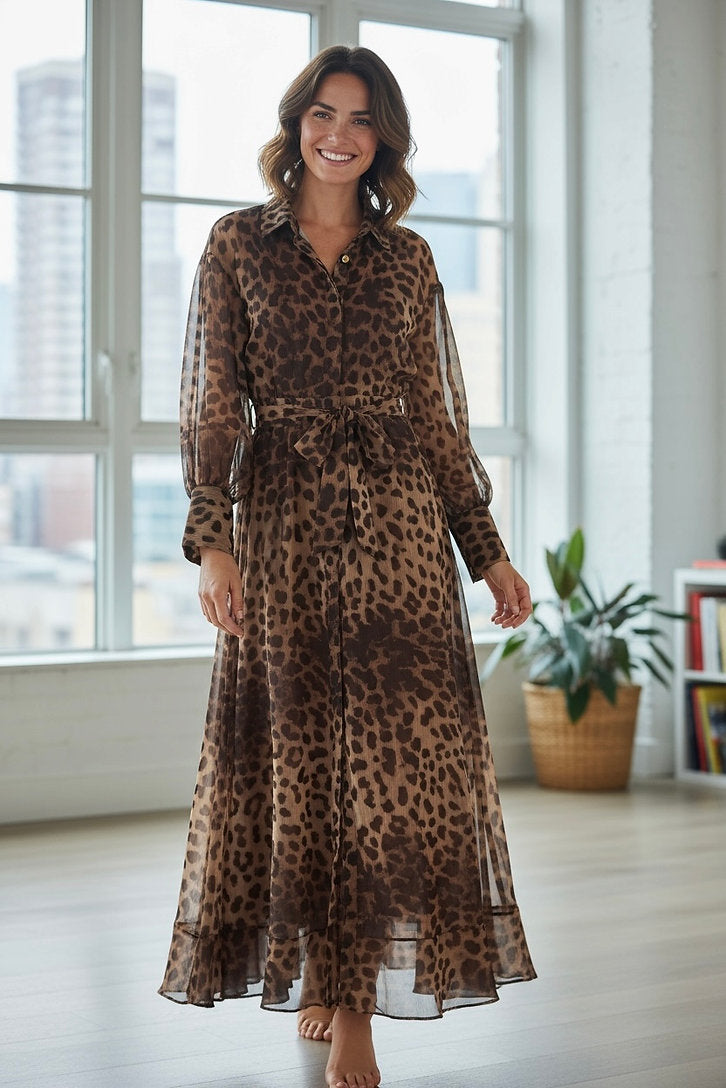 Frau trägt braunes Leo Kleid mit Volants.
