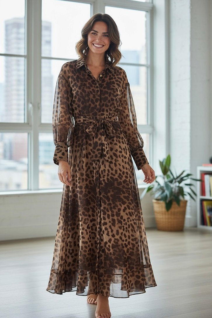 Frau trägt braunes Leo Kleid mit Volants.