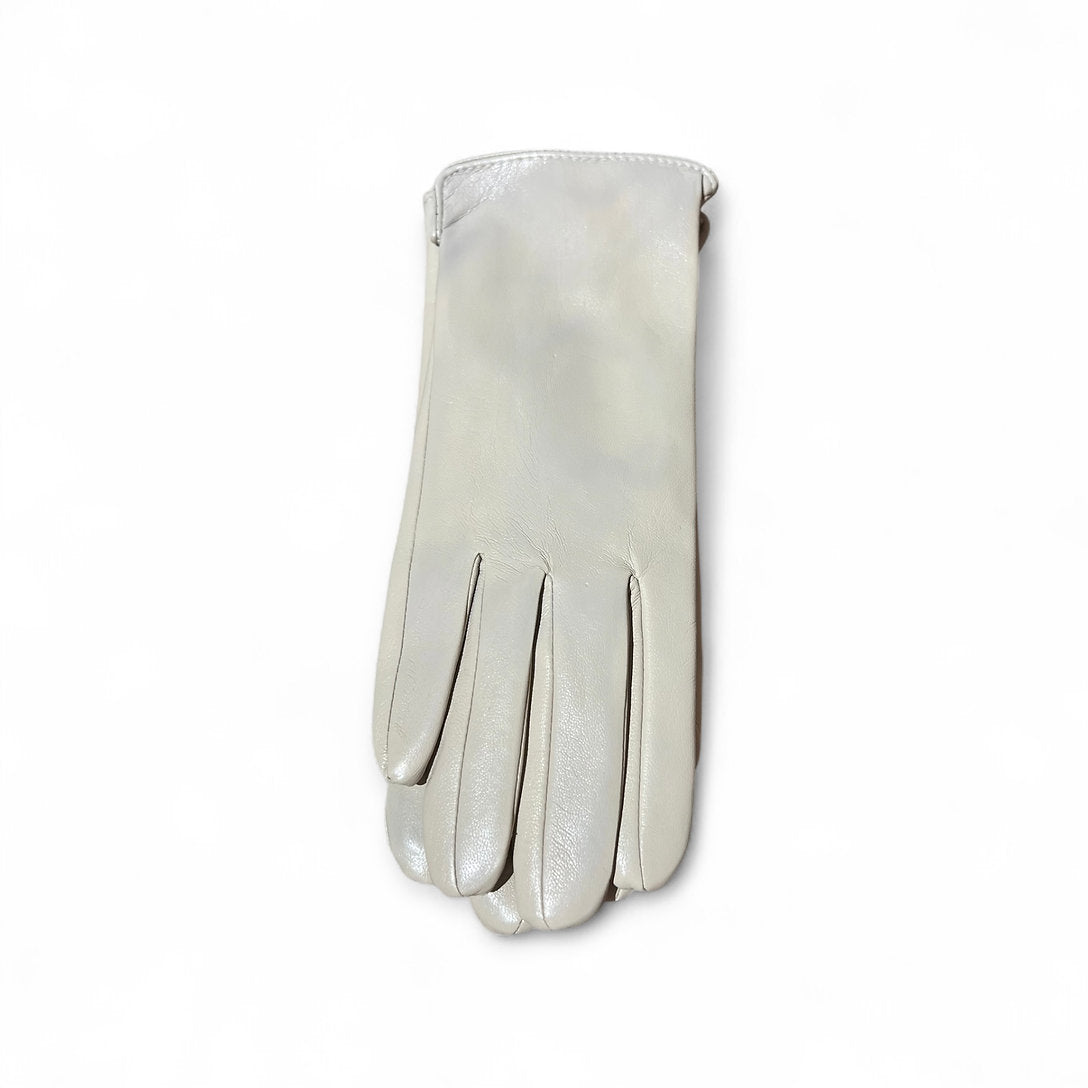 Kunstlederhandschuhe in Offwhite auf weißer Fläche fotografiert.