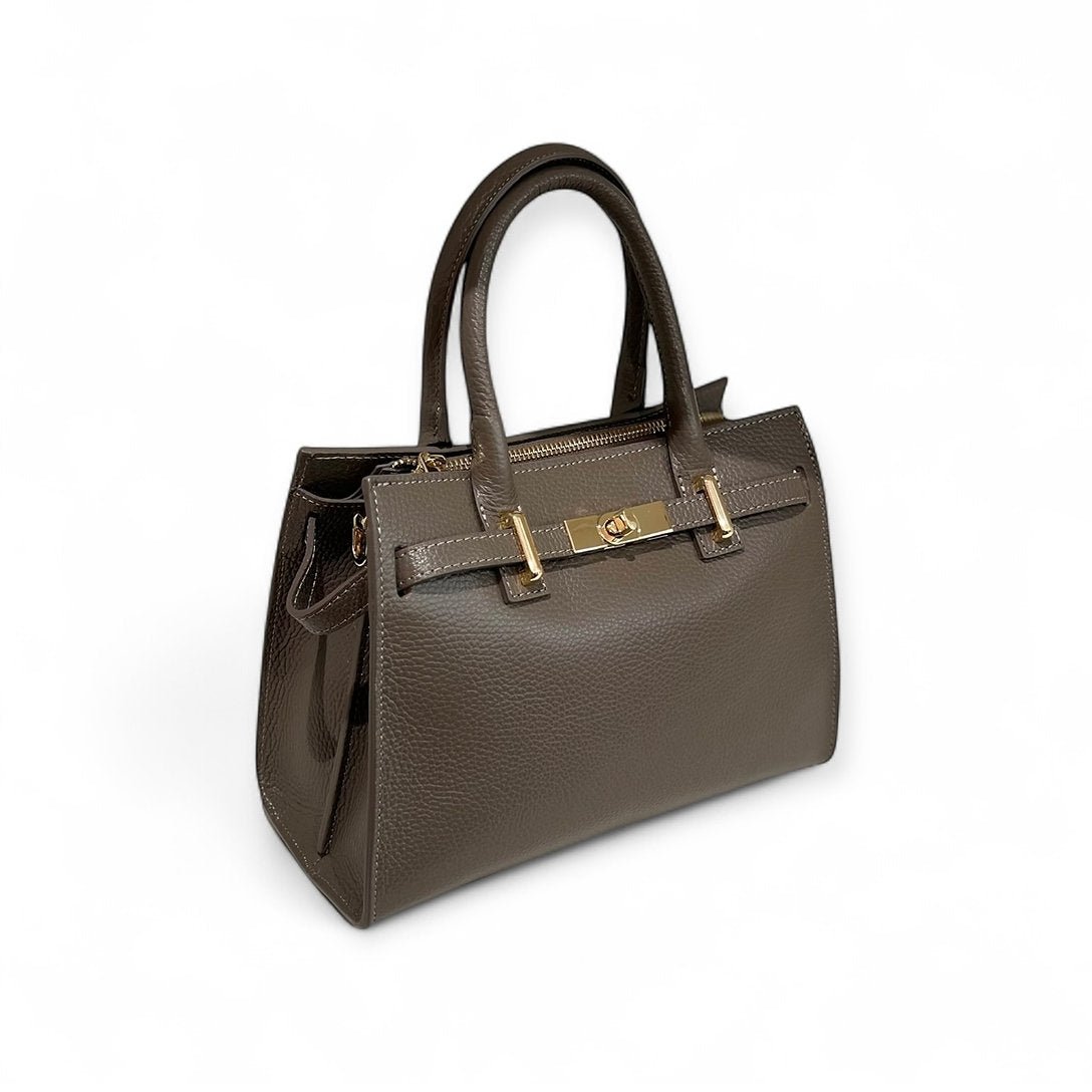 Edle Ledertasche in Taupe mit goldenen Details. Geräumig mit Reißverschluss Fach & langem Schultergürtel. Lässig über die Schulter oder crossbody tragbar.