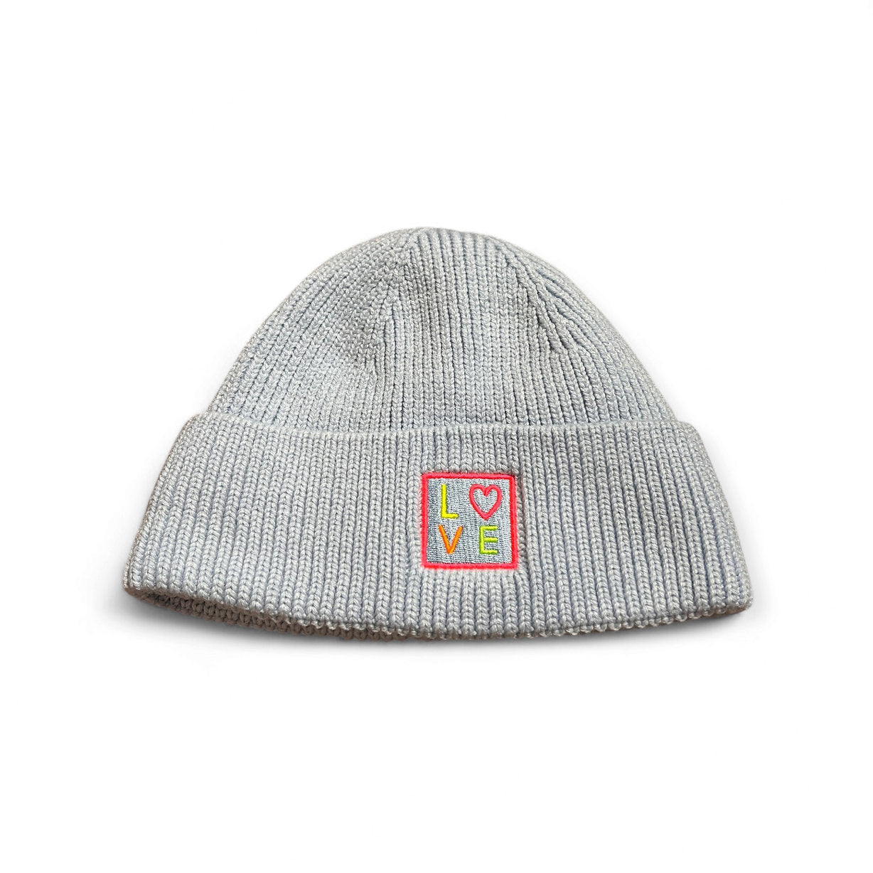 Mütze in Hellgrau mit Love Aufschrift auf weißen Hintergrund fotografiert.