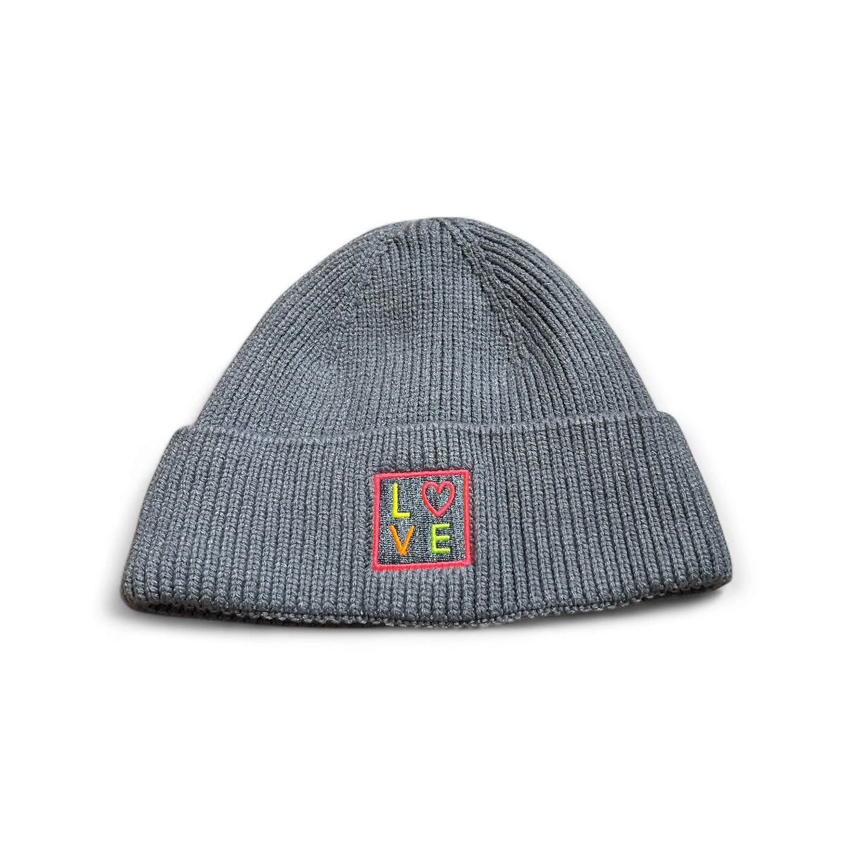 Mütze in Taubenblau mit Love Aufschrift auf weißen Hintergrund fotografiert.
