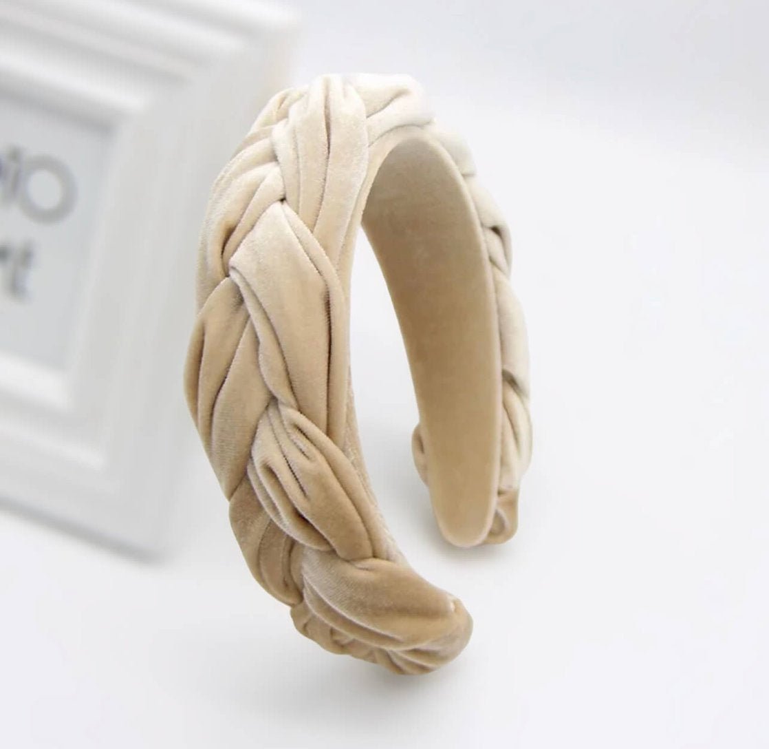 Beiger Haarreifen in Beige stehend fotografiert.