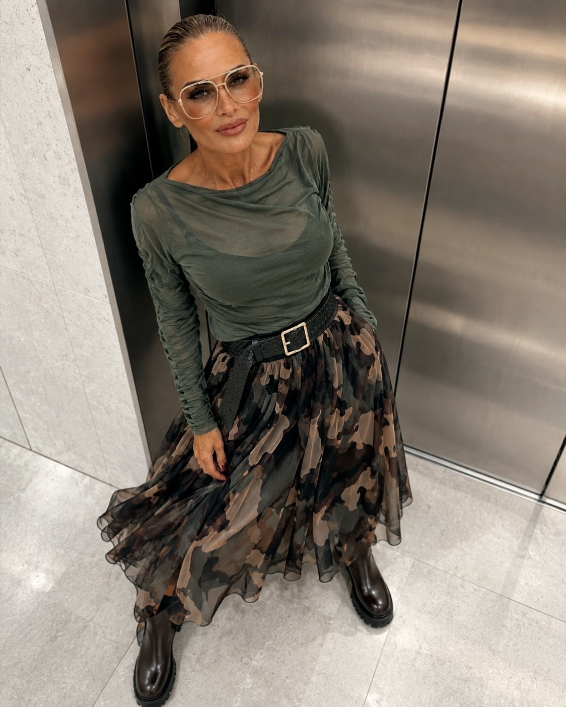 KI-generiertes Modelbild des schwingenden Camouflage Mesh Rock, Ansicht 3
