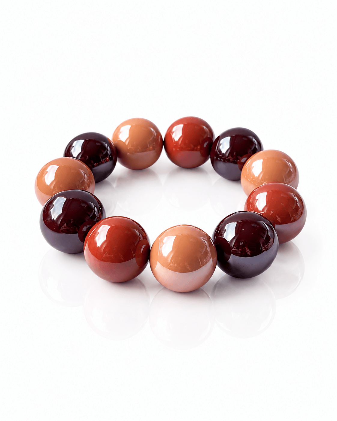 Perlen,armband in verschiedenen Beeren und braunen Tönen auf weißem Hintergrund fotografiert