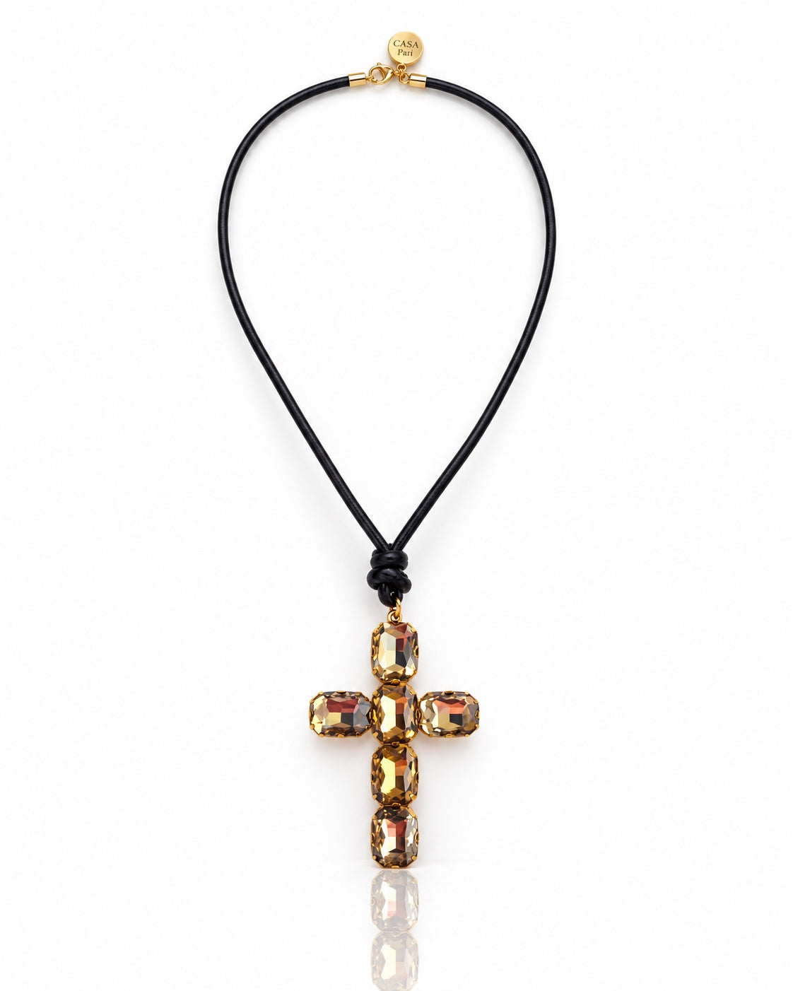 Schwarze Lederkette mit goldbraunem Kristallkreuz und Casa Pari Logo