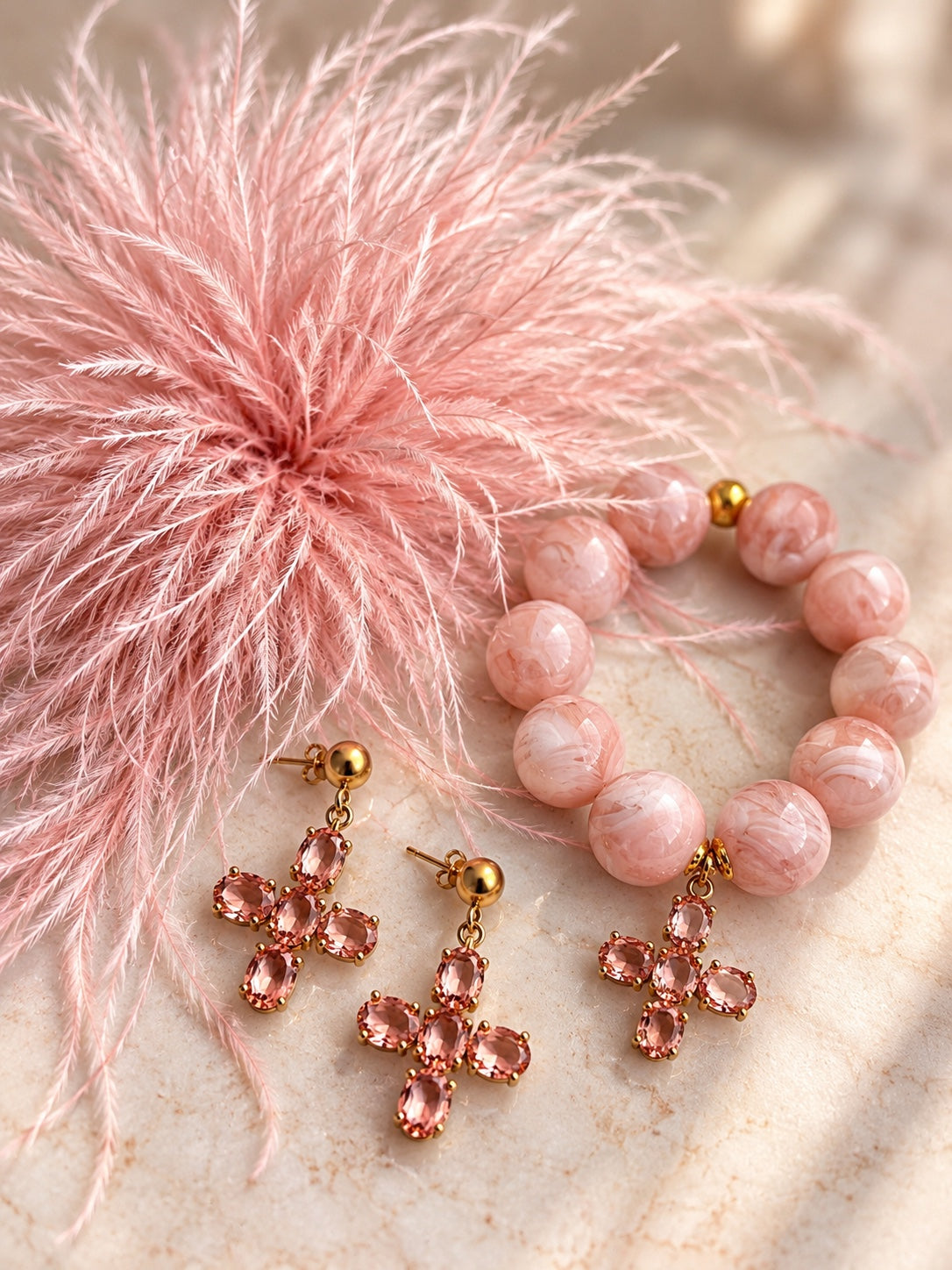 Rosenholzrosa Schmuckset mit Federbrosche, Perlenarmband und Kreuzohrringen
