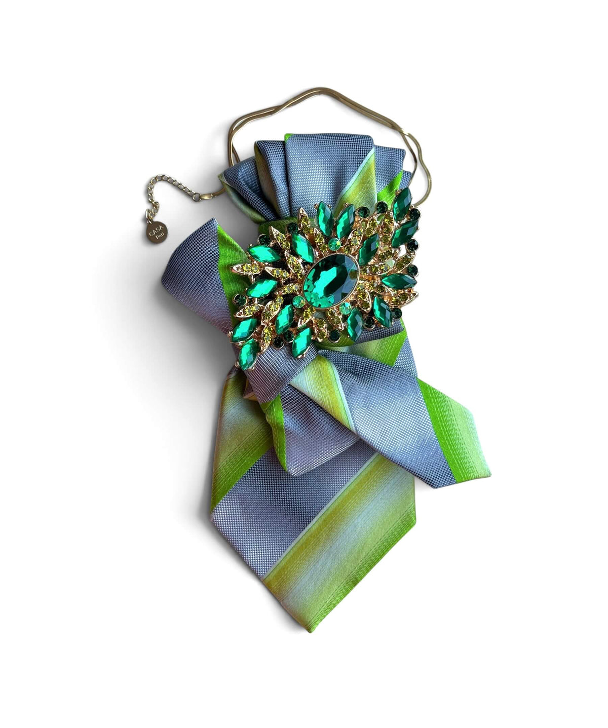 Statement-Krawatte aus Vintage-Seide in Hellblau und Grün mit Schleife sowie großer grüner Schmuckbrosche an goldfarbener Kette.