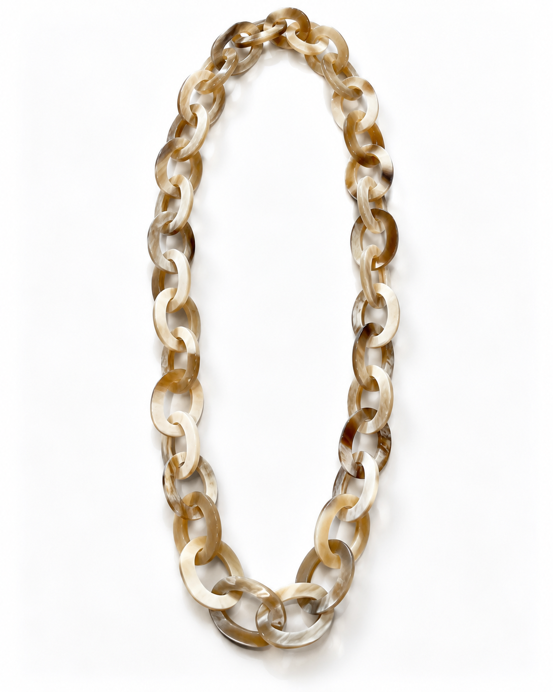 Helle Büffelhornkette in Ivory-, Creme- und Naturtönen – Freisteller