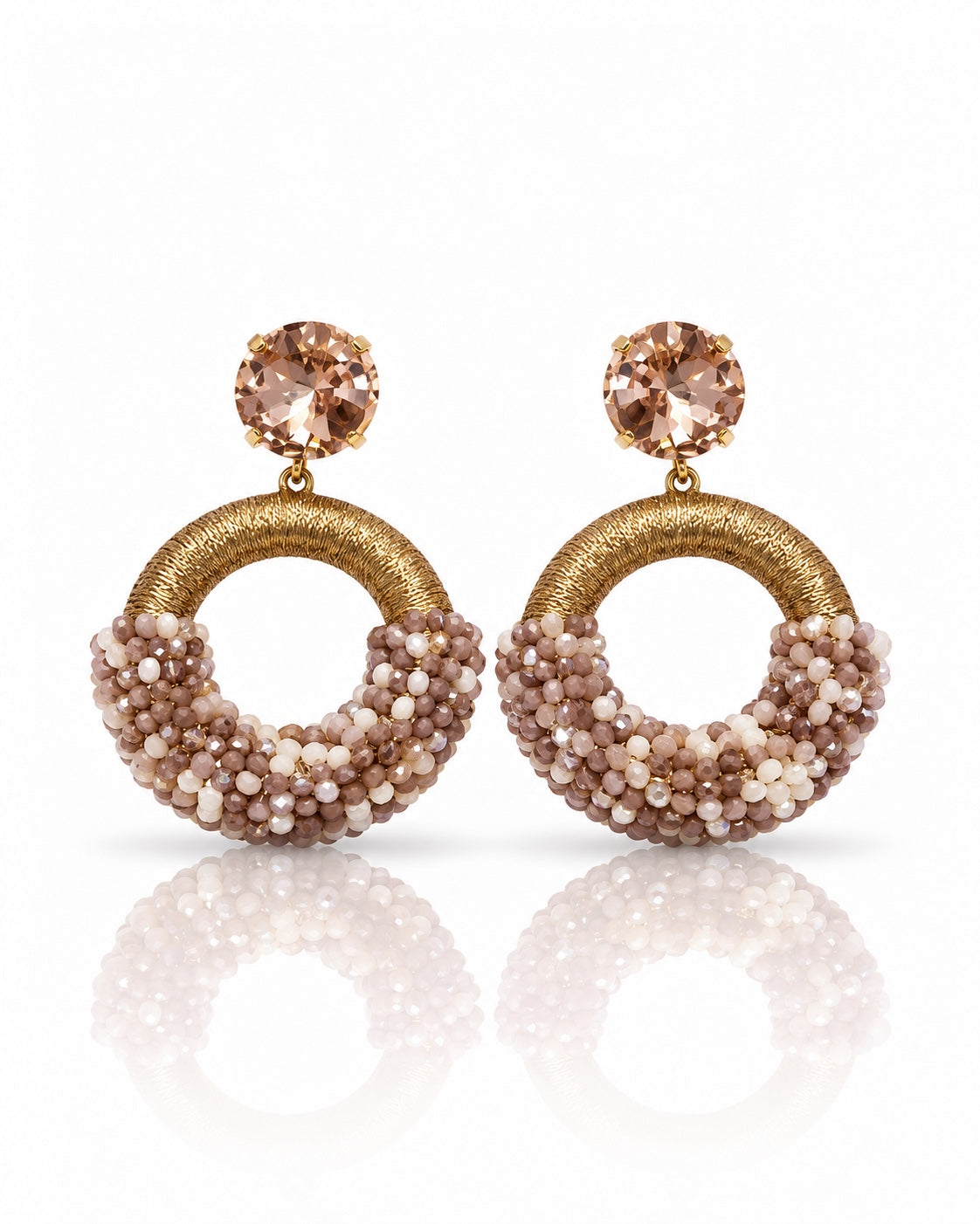 Statement-Ohrstecker in Champagner-Mocca mit goldfarbenem Ring und facettierten Glasperlen