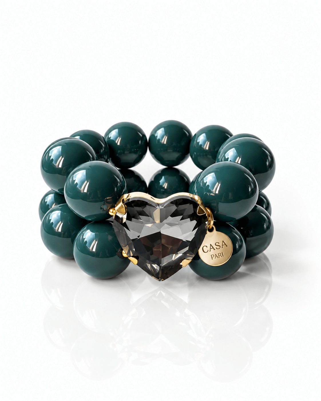 Doppelreihiges Crystal Heart Armband mit großen glänzenden Resinperlen in dunklem Petrolgrün, facettiertem Kristallherz in Rauchgrau und goldenem Casa Pari Anhänger.