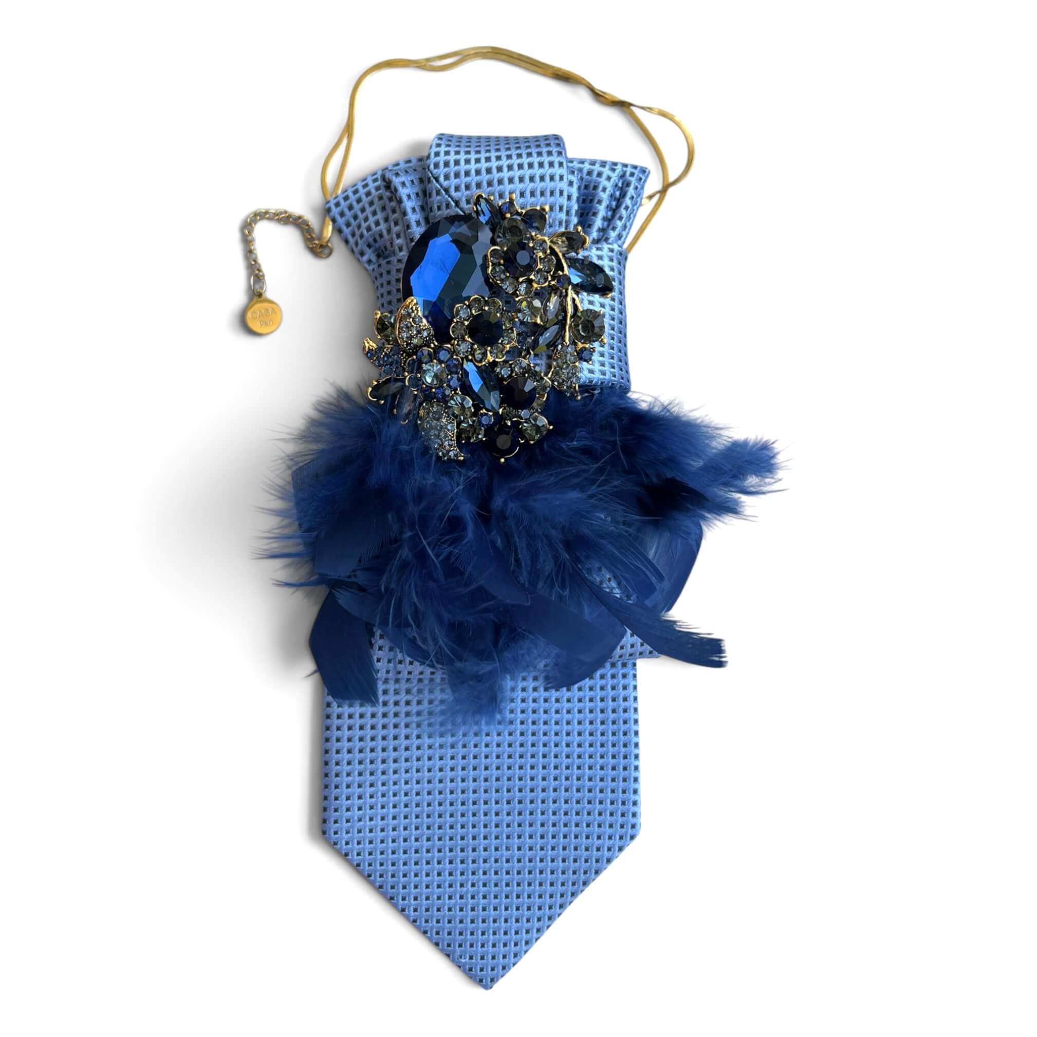 Hellblaue Casapari Statement-Krawatte mit dunkelblauen Federn, großer blauer Schmuckbrosche und goldfarbener Kette