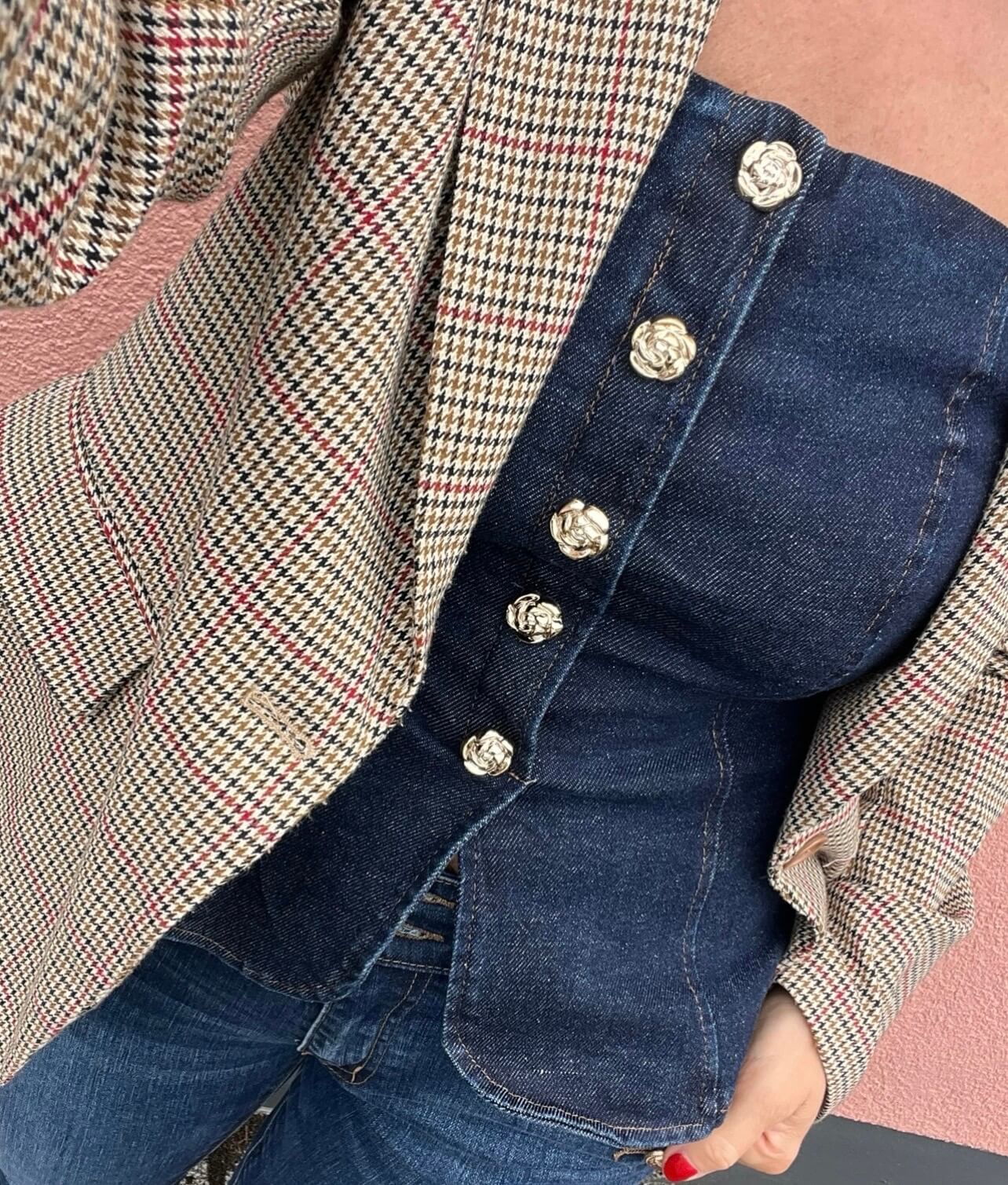 Jeans-Corsage in Dunkelblau mit Knopfleiste, getragen unter kariertem Blazer im Detail