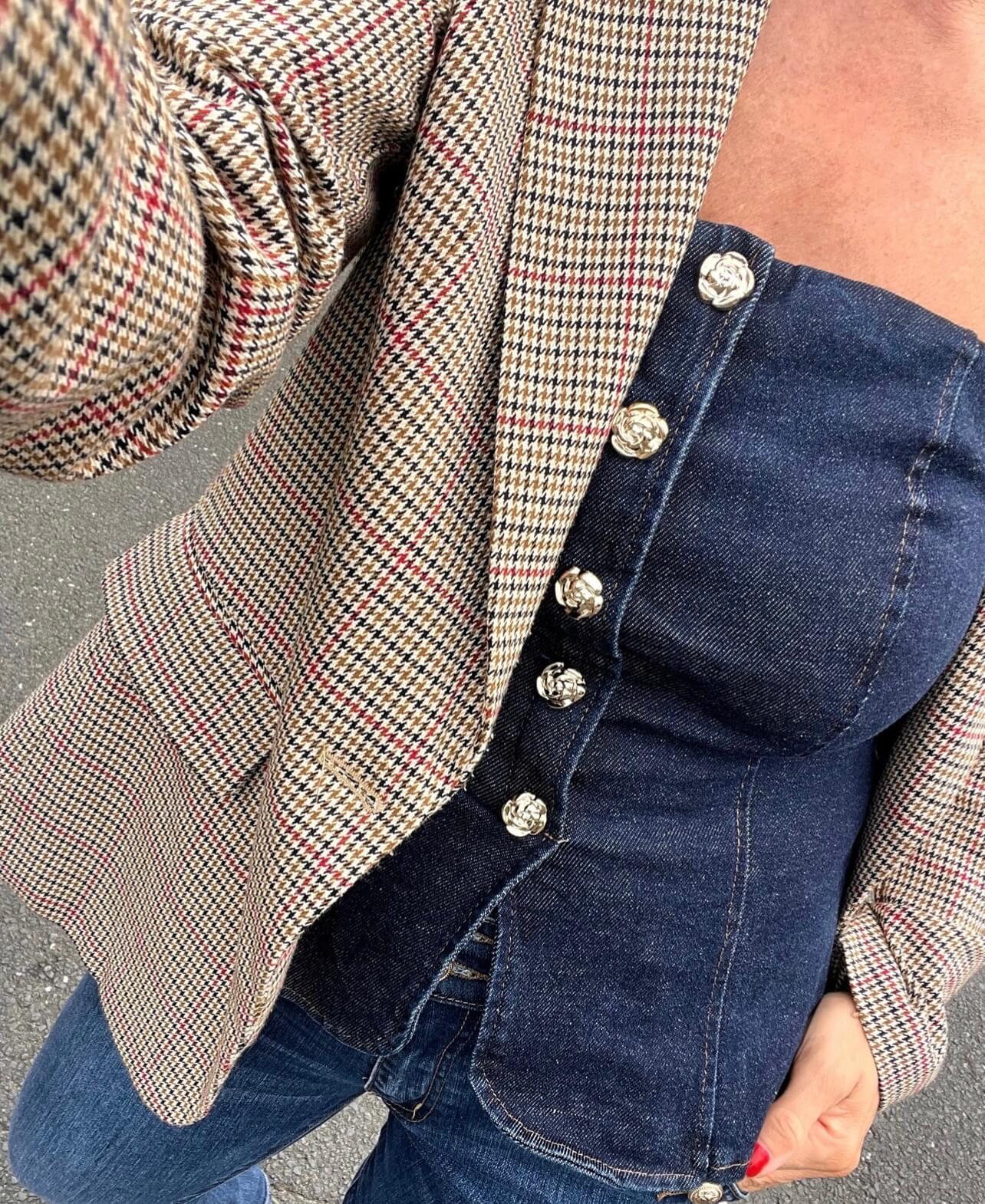 Jeans-Corsage in Dunkelblau mit Knopfleiste, kombiniert mit kariertem Blazer und Jeans