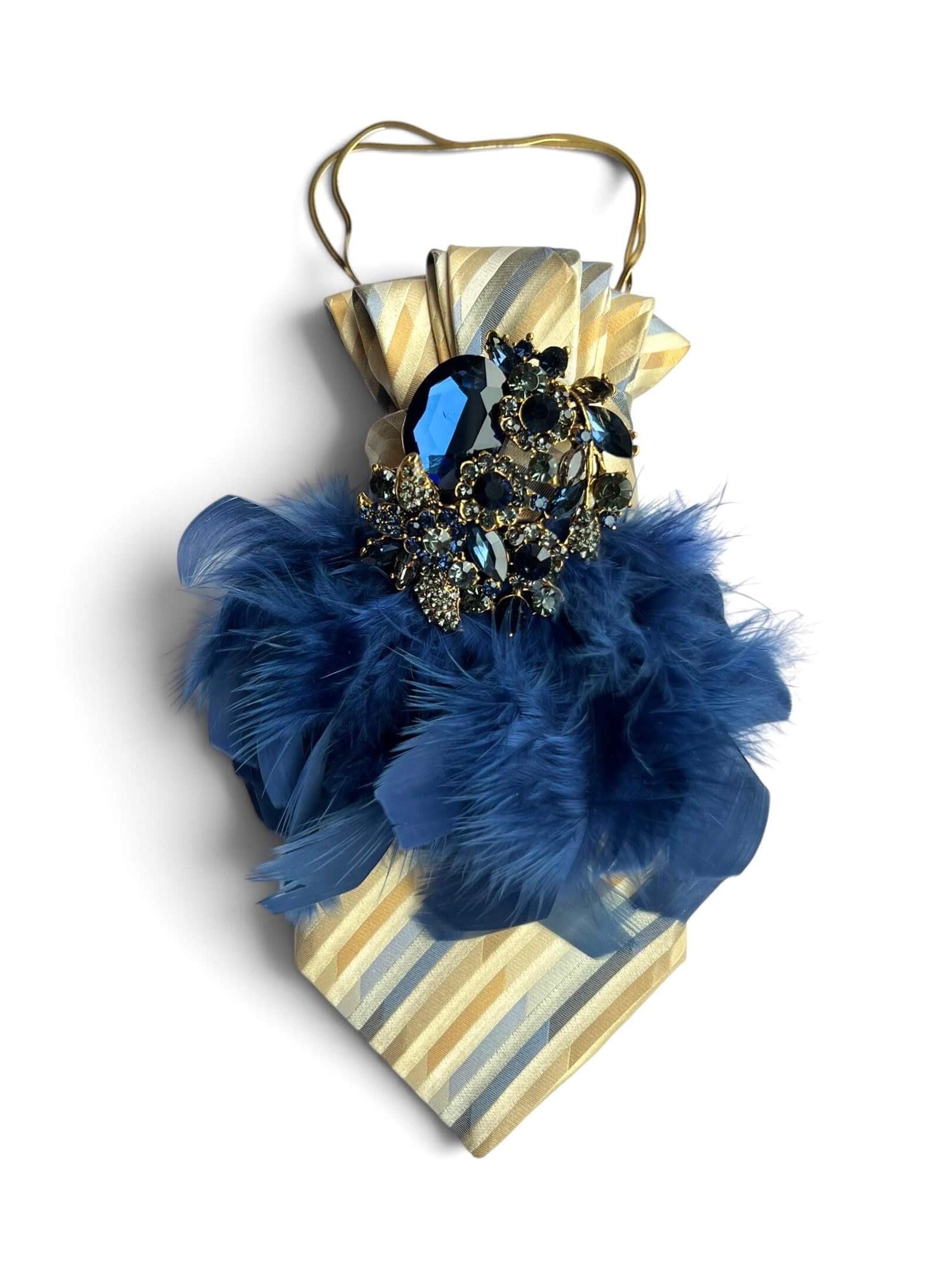 Cremefarbene Vintage-Seidenkrawatte mit blauen Streifen, blauen Federn und opulenter Schmuckbrosche von Casapari.