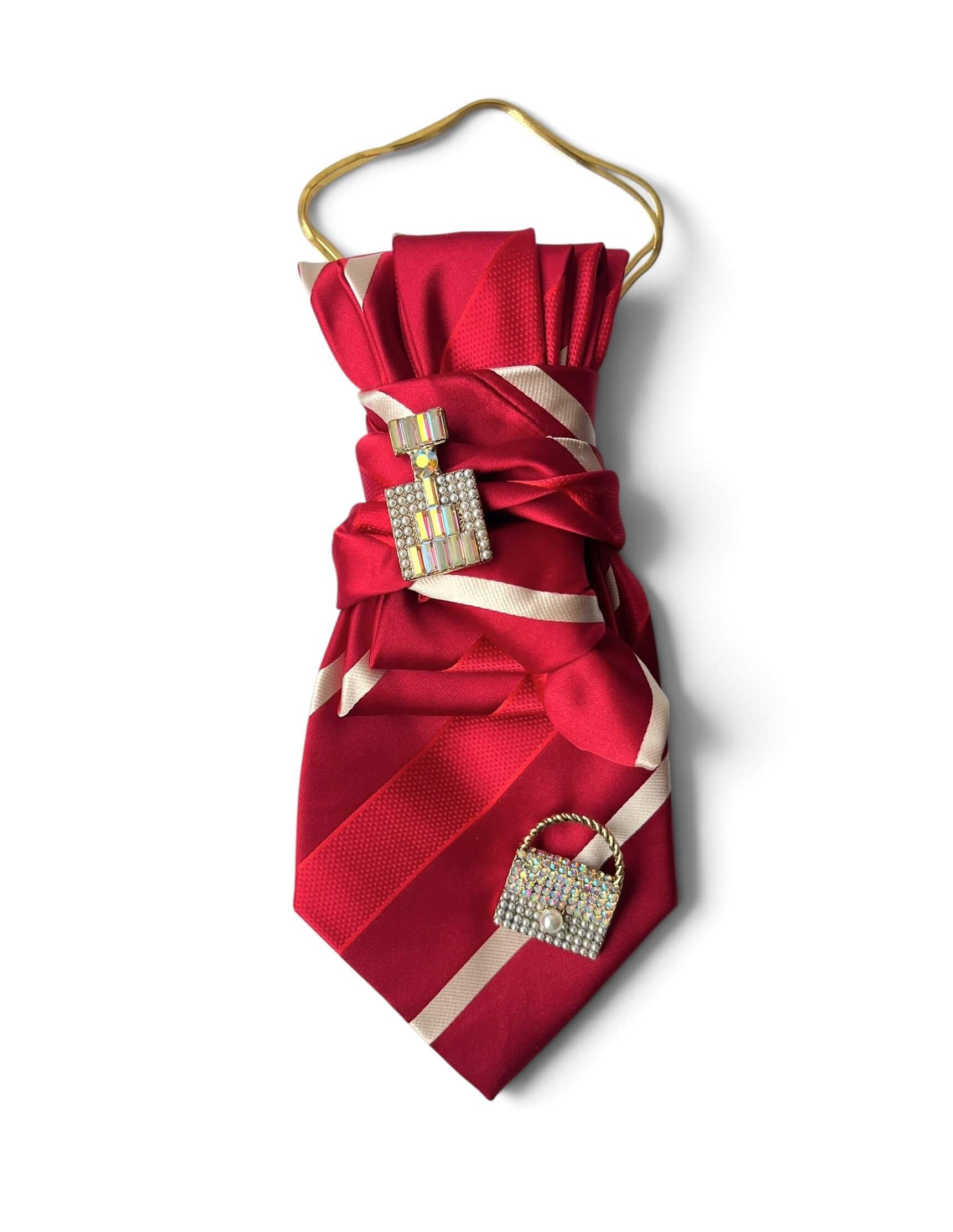 Leuchtend rote Vintage-Krawatte mit cremefarbenen Streifen, verziert mit einer funkelnden Parfumbrosche und einer Handtaschenbrosche mit Strass.
