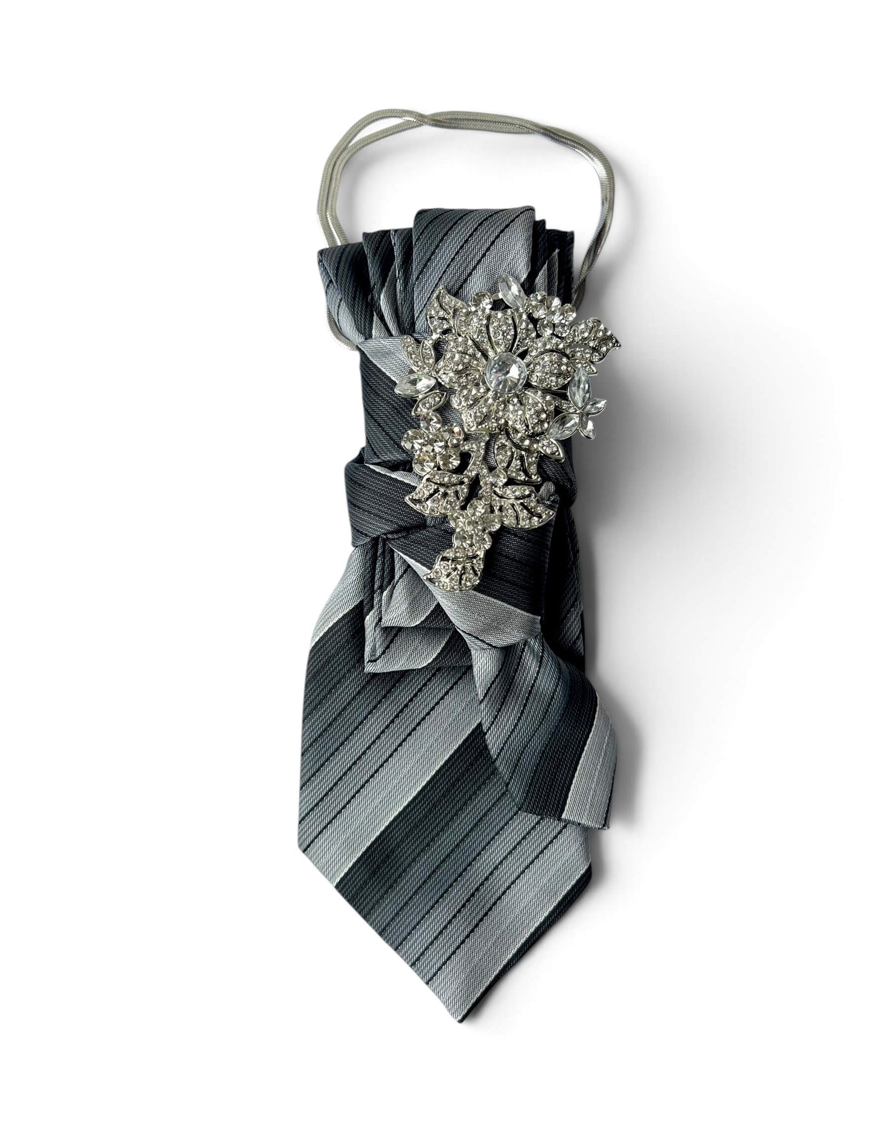 Vintage-Krawatte in Silber und Anthrazit mit feinen diagonalen Streifen, verziert mit einer opulenten silberfarbenen Kristallbrosche in floralem Design.