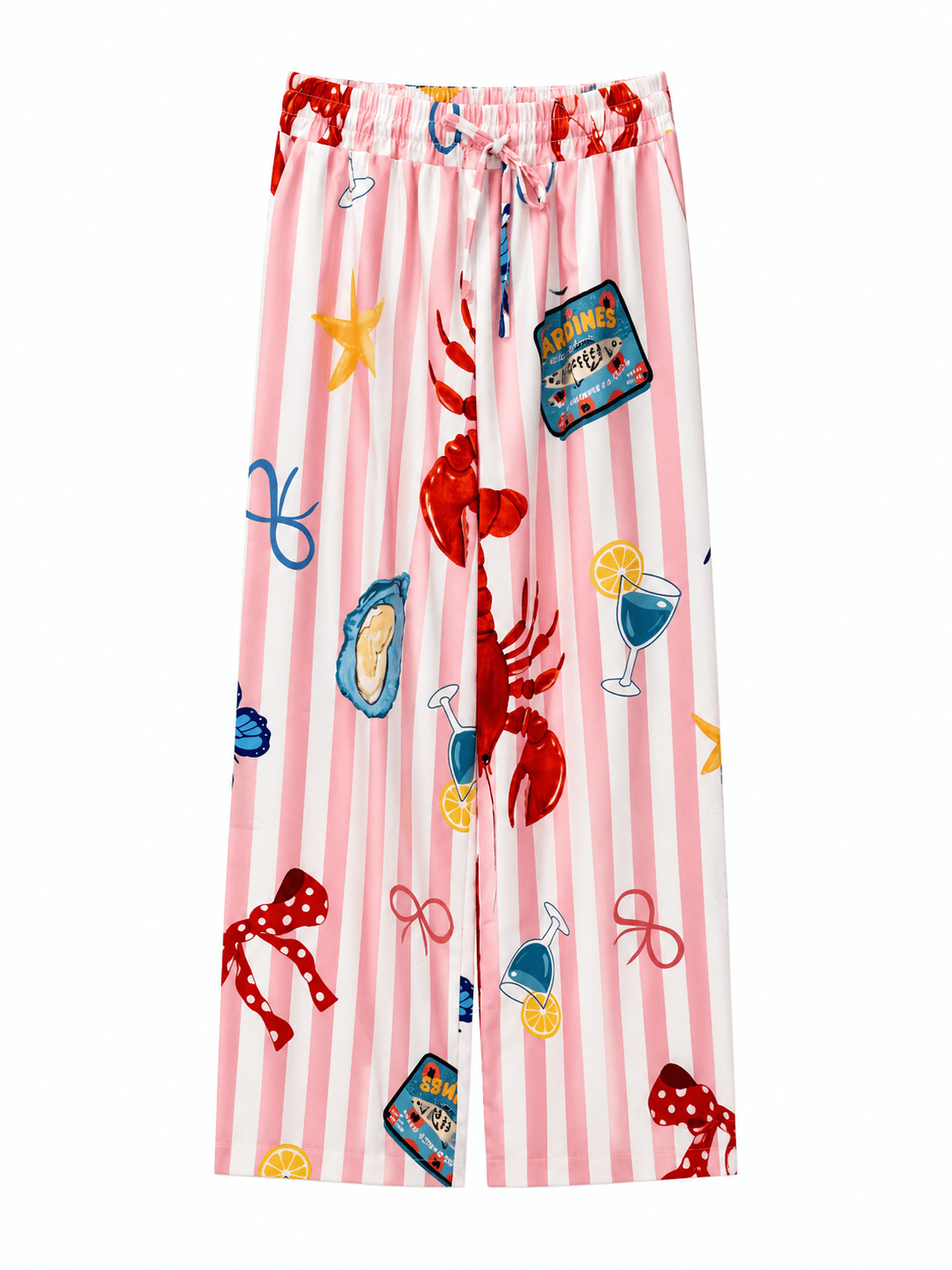 Rosa-weiß gestreifte Marlene-Hose mit elastischem Bund, Tunnelzug und maritimen Motiven wie Hummer, Muschel, Schleifen und Cocktailglas auf weißem Hintergrund.
