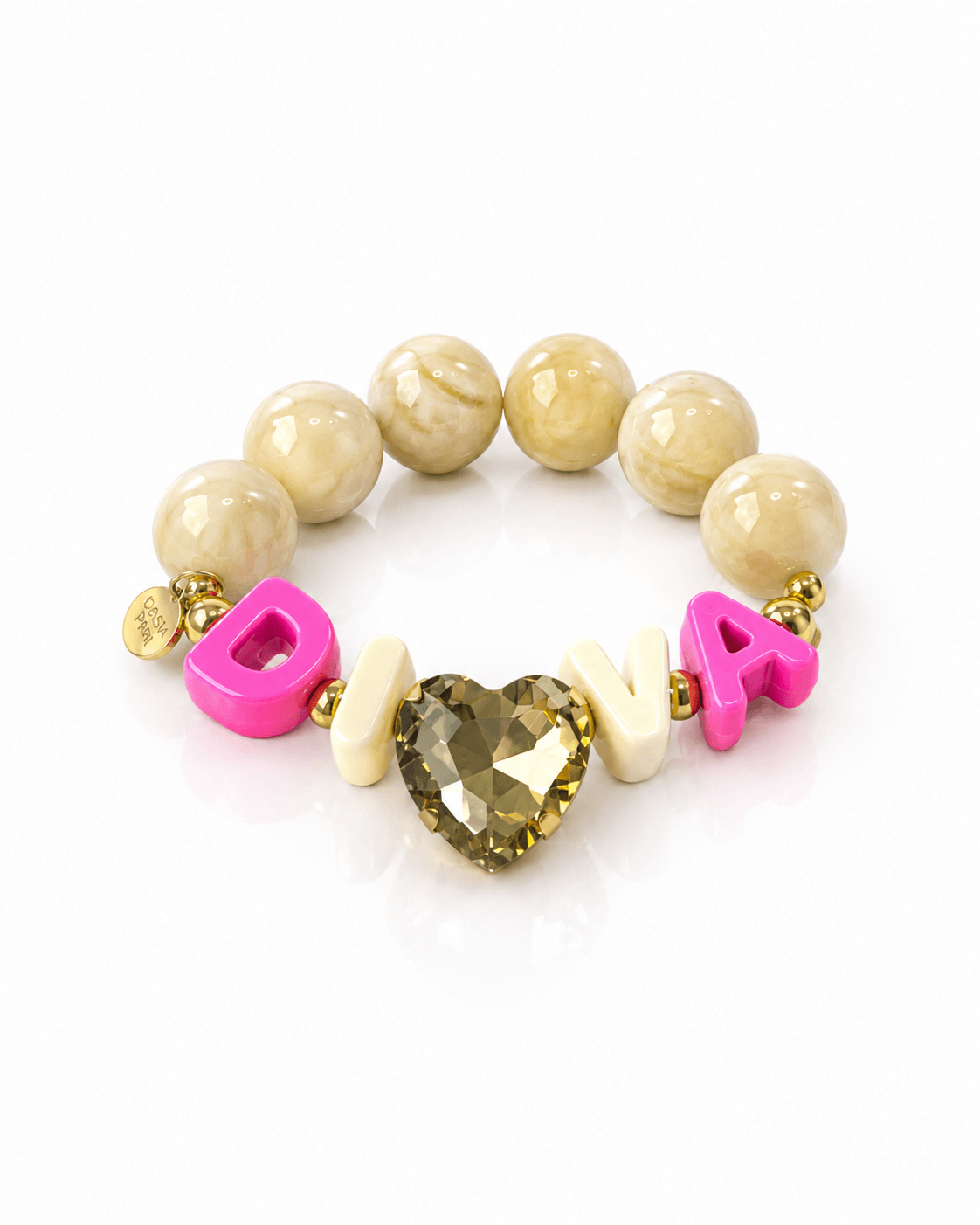 CASAPARI DIVA Armband mit cremefarbenen Perlen, pink-cremefarbenen Buchstaben und großem goldfarbenem Kristallherz