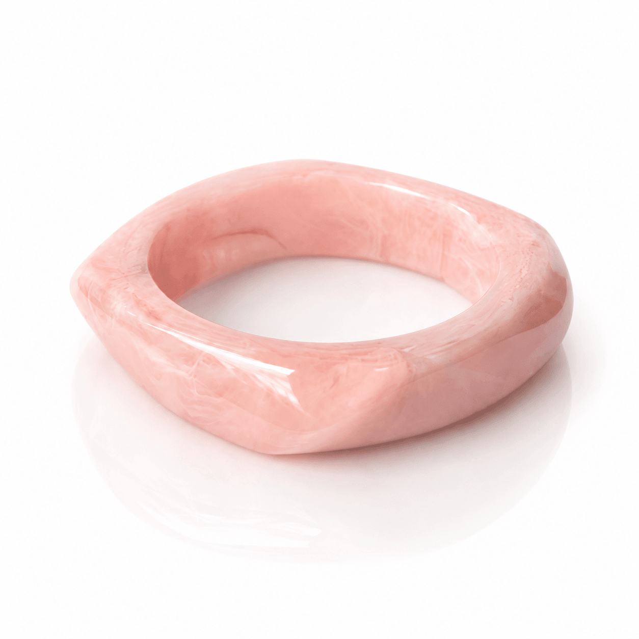 Marmorierter Resina-Armreif in Rosa mit leicht eckiger Form und glänzender Oberfläche auf weißem Hintergrund.