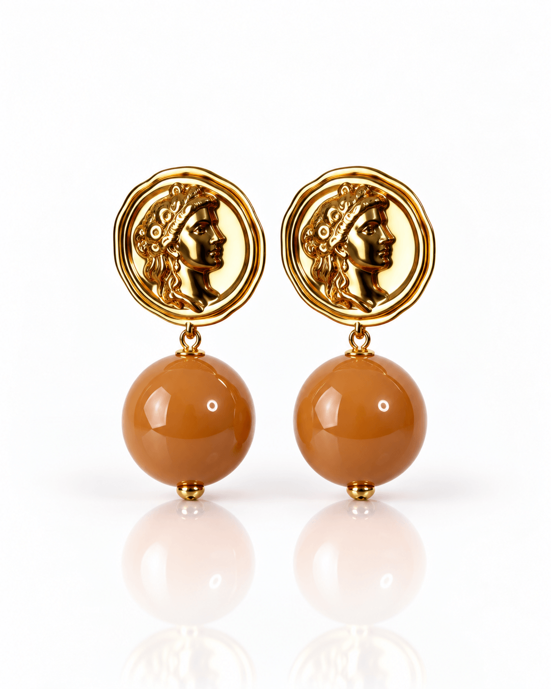 Goldfarbene Roma Affair Pearly Ohrstecker von Casapari mit antik inspiriertem Münzmotiv und großer Resin-Perle in warmem Cognac.