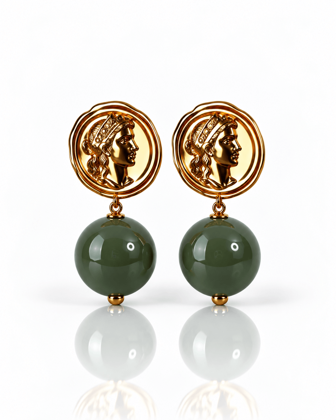 Goldfarbene Roma Affair Pearly Ohrstecker von Casapari mit antik inspiriertem Münzmotiv und großer Resin-Perle in dunklem Olivgrün.