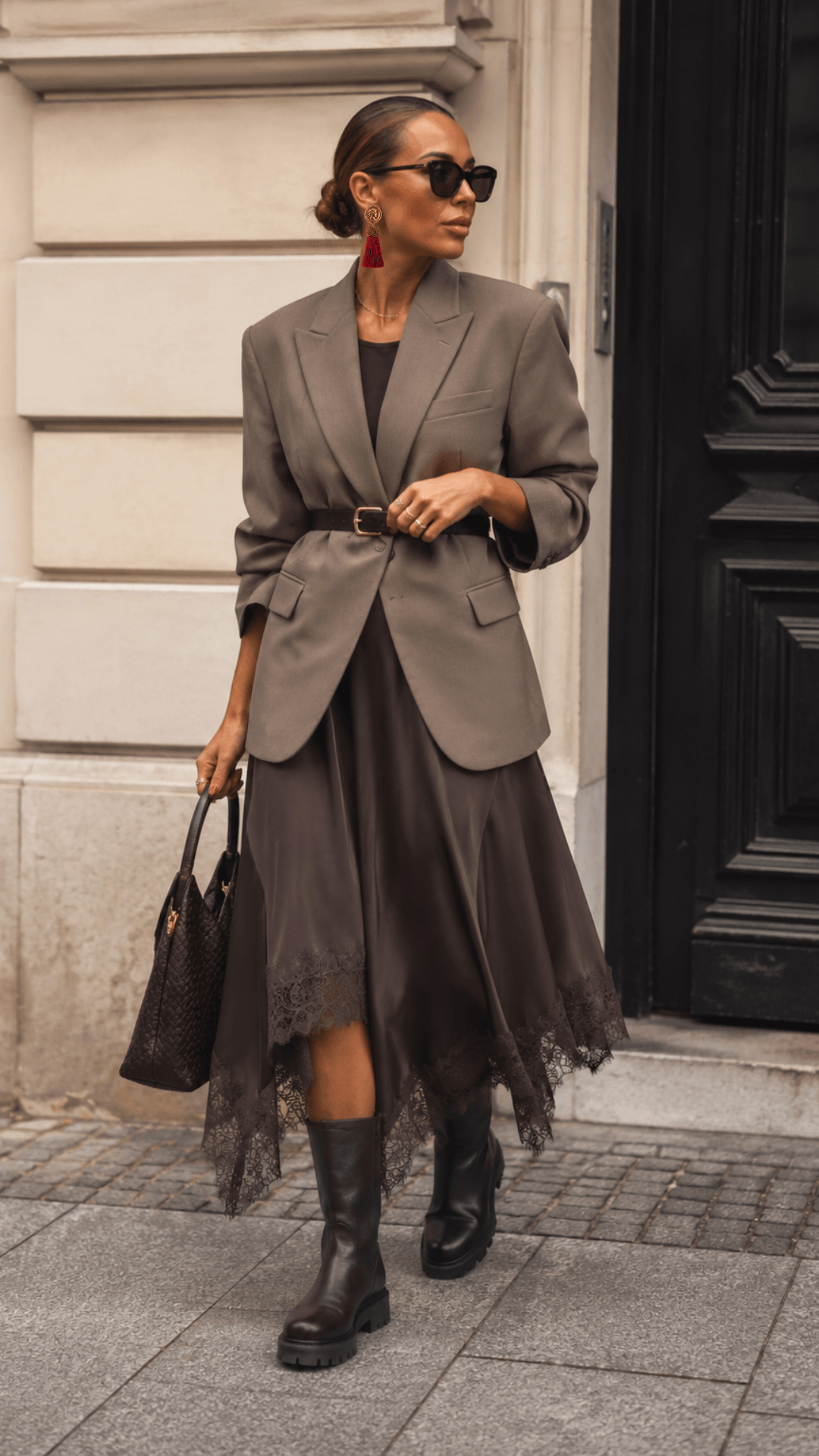 CASAPARI Satinrock mit Spitze in Braun im Herbst-Styling mit Blazer, Taillengürtel und Boots
