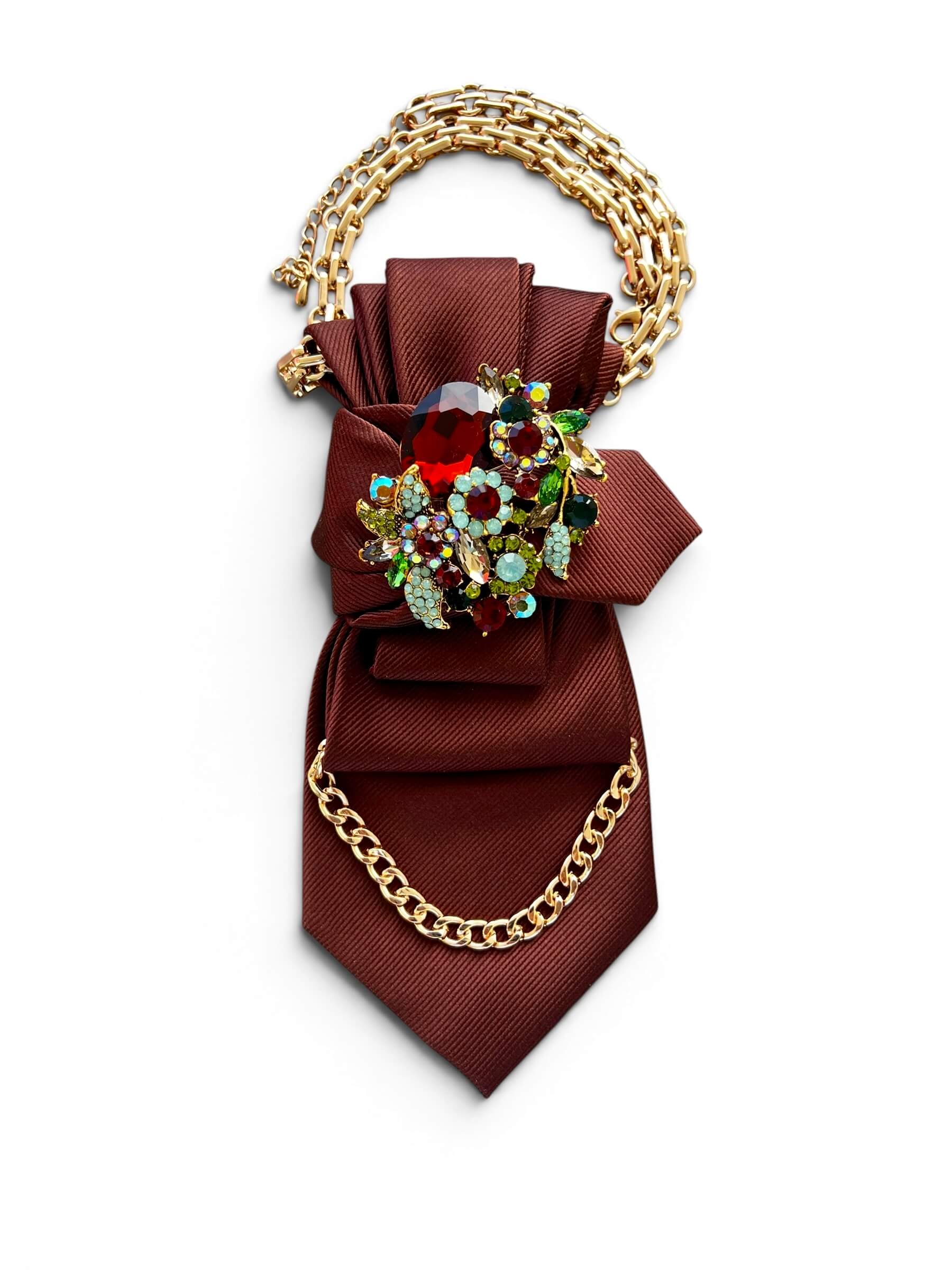 Braune Vintage-Seidenkrawatte mit goldfarbener Kette und dekorativer Brosche mit roten, grünen und hellblauen Schmucksteinen.