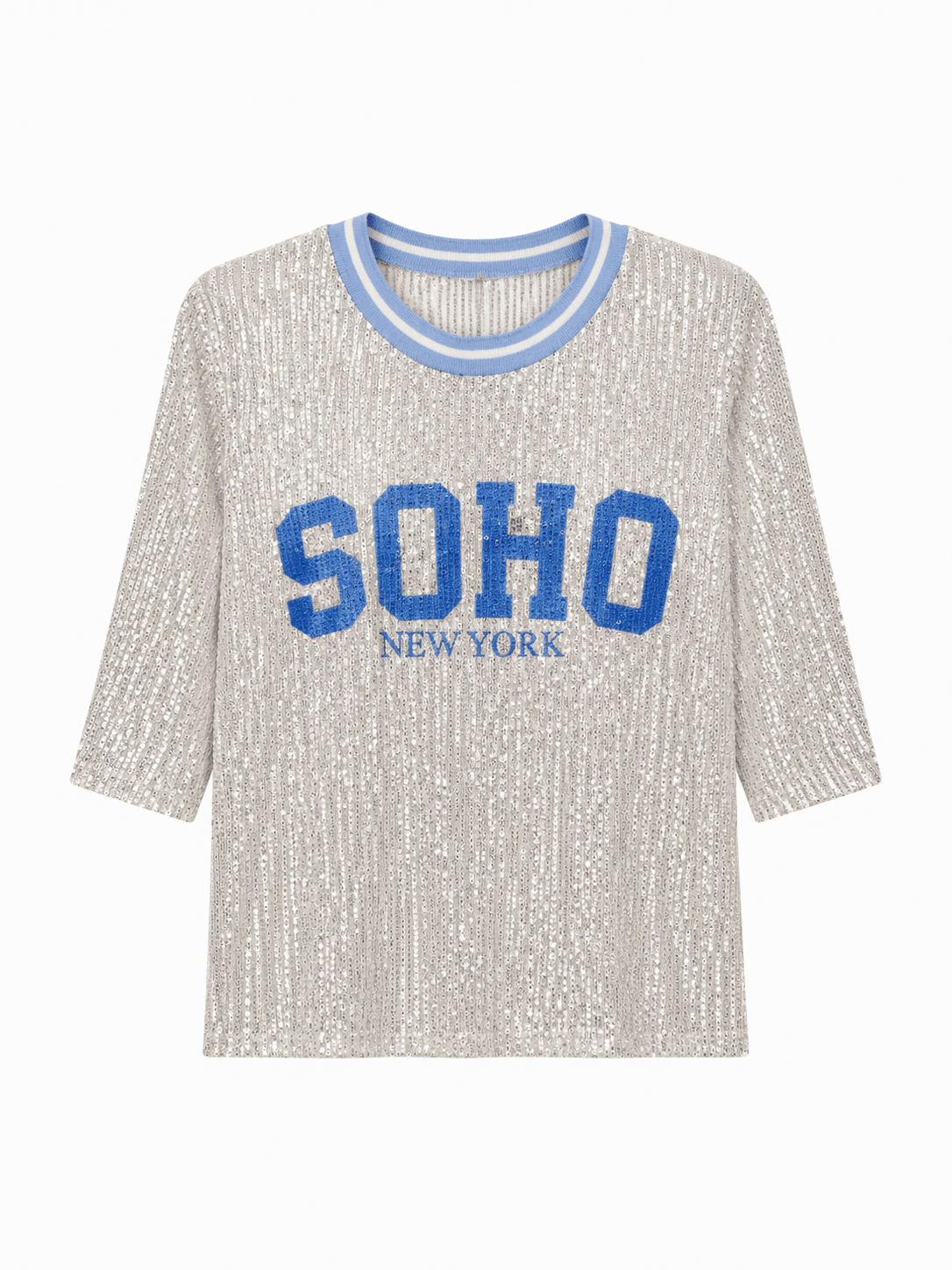 Silberfarbenes Pailletten-Shirt mit hellblauem Rundhalsausschnitt, halblangen Ärmeln und blauem Schriftzug „SOHO New York“ auf der Vorderseite.