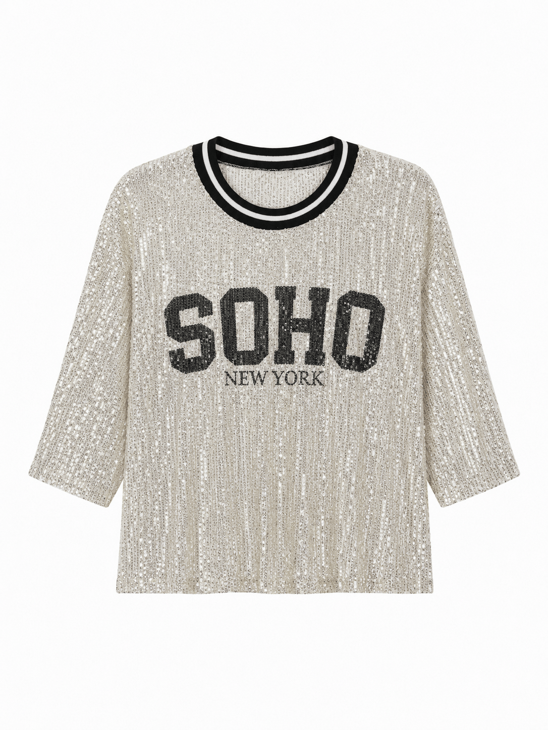 Silber Pailletten-Shirt mit hellblauem Rundhalsausschnitt, halblangen Ärmeln und schwarzen Schriftzug „SOHO New York“ auf der Vorderseite.