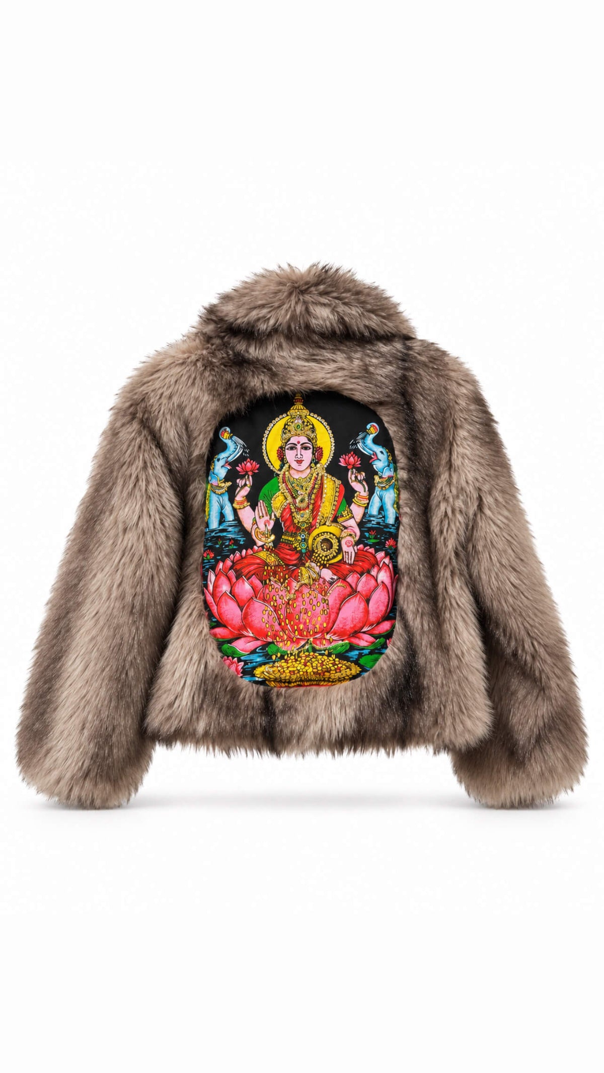 The Fluffy Jacket in Stone Beige aus hochwertigem Kunstpelz, Rückansicht mit großem farbigem Motiv.