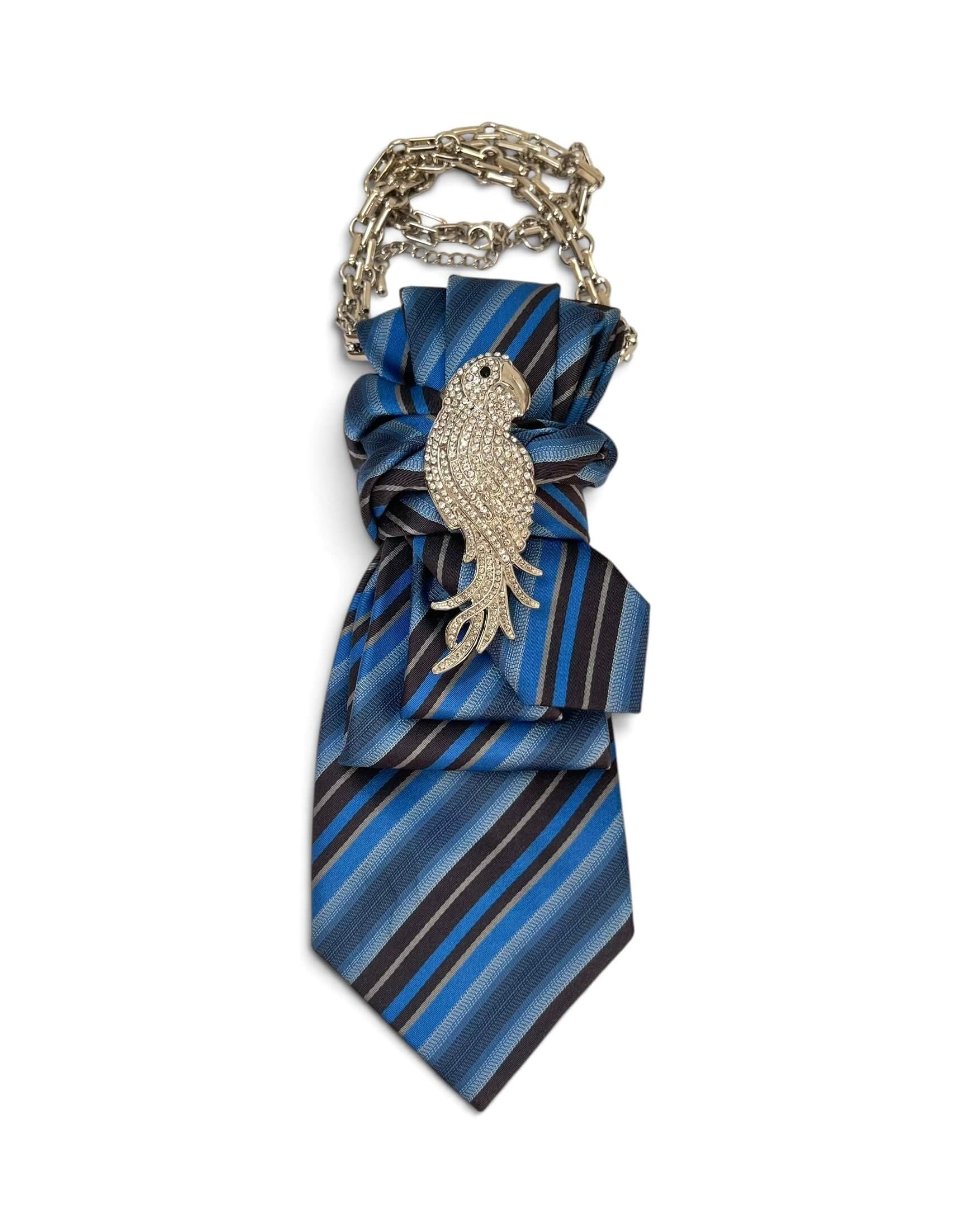 Vintage-Krawatte in Blau mit diagonalem Streifenmuster in Hellblau, Dunkelblau und Schwarz, dekoriert mit goldfarbener Vogelbrosche mit Strassbesatz und goldfarbener Kette.