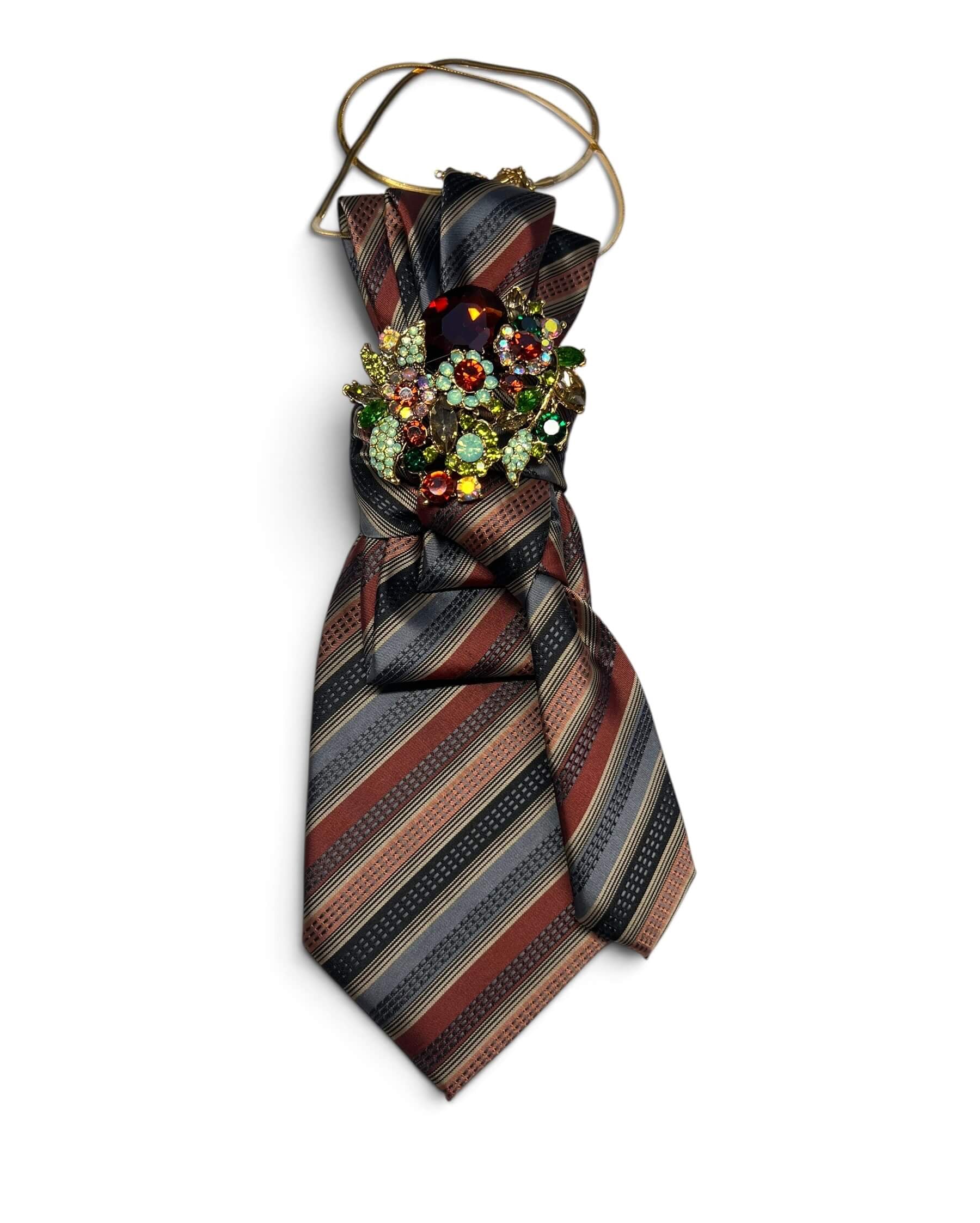 Vintage-Krawatte in Grau, Cognac und Bordeaux mit Streifenmuster, verziert mit funkelnder Schmuckbrosche und goldfarbener Kette.