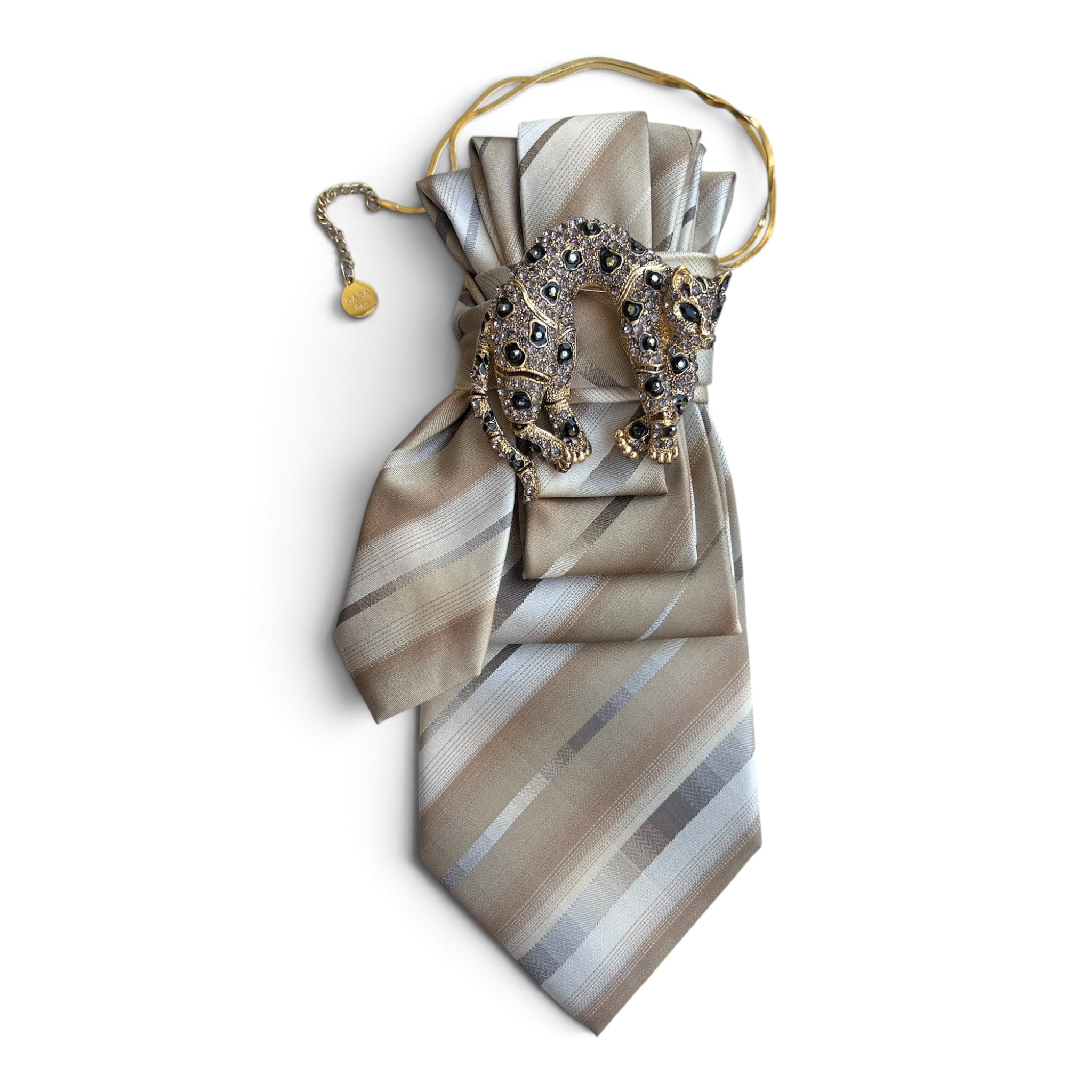 Beige-greige gestreifte Vintage Statement Krawatte aus Seide mit goldfarbener Panther-Schmuckbrosche und goldfarbener Kette.
