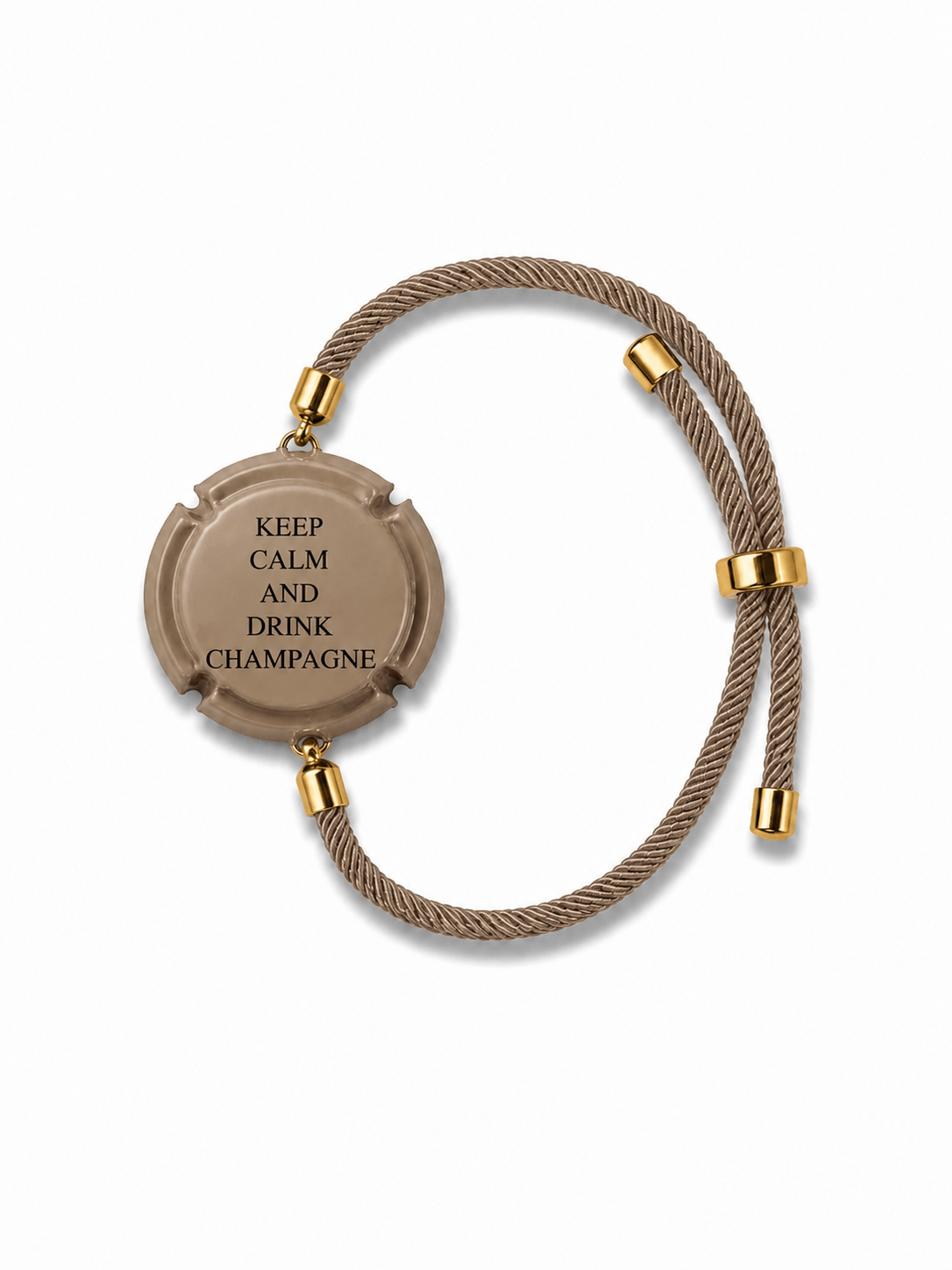 Verstellbares Armband in Taupe mit goldfarbenen Metallelementen und rundem Schmuckelement auf hellem Hintergrund.