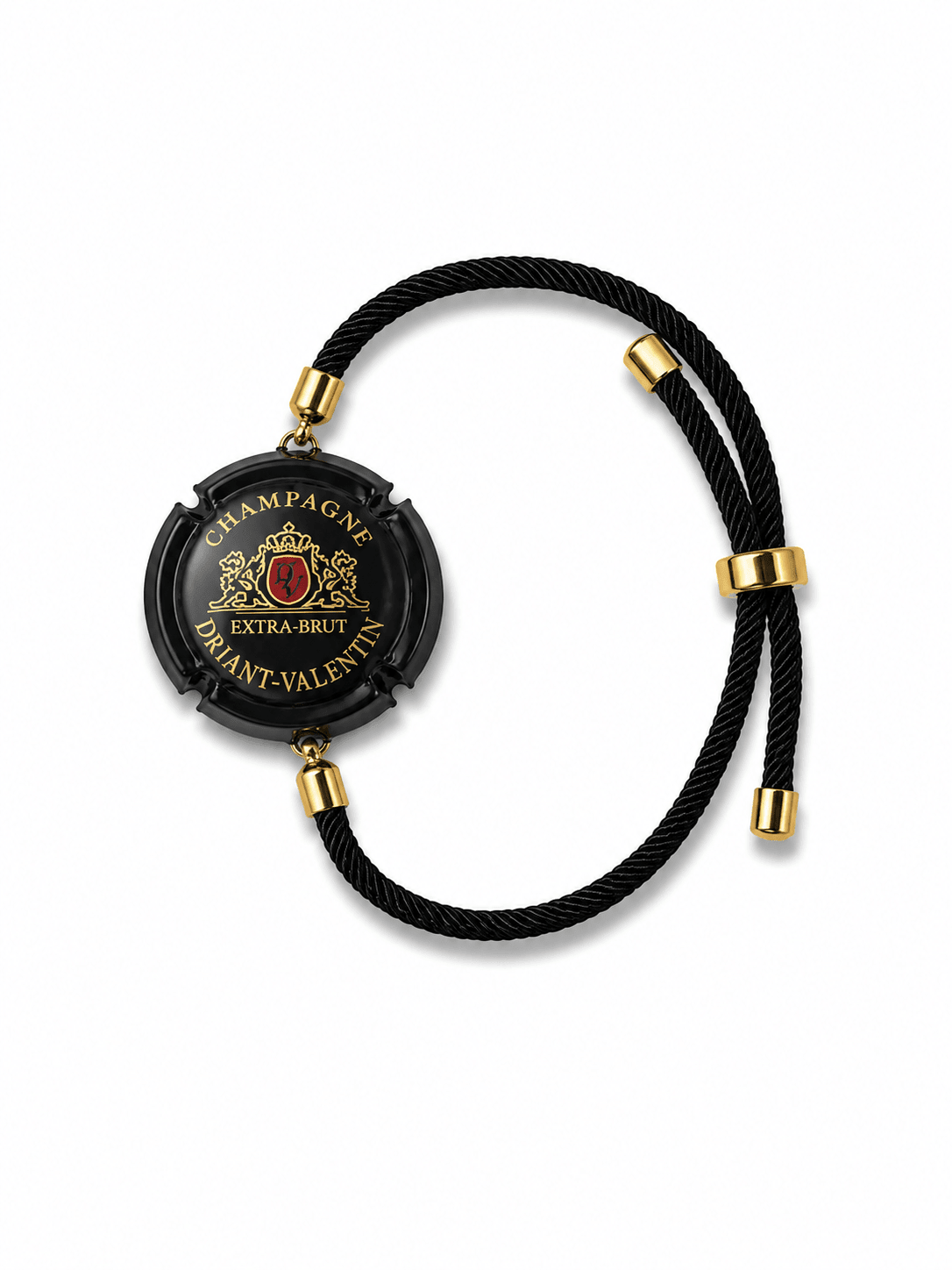 Schwarzes verstellbares Armband mit goldfarbenen Metallelementen und rundem schwarzem Schmuckelement mit goldfarbener Verzierung auf hellem Hintergrund.