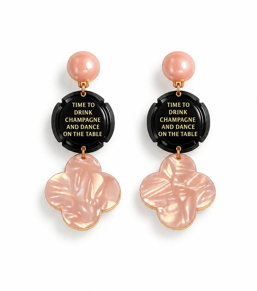 Statement-Ohrringe mit schwarzer Champagnerkapsel, roséfarbenem Perlenstecker und schimmerndem roséfarbenem Anhänger in Kleeblattform.