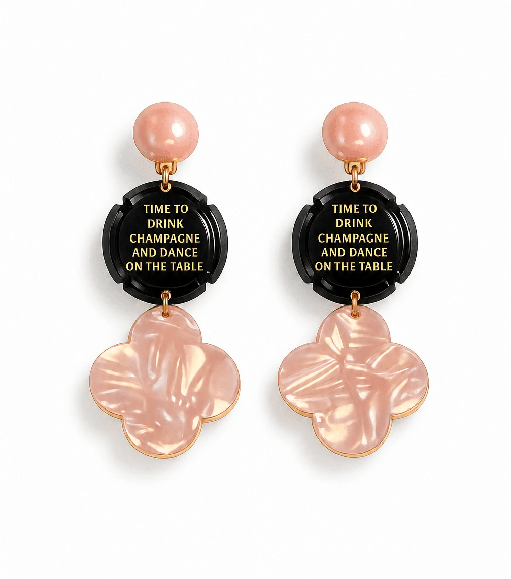 Statement-Ohrringe mit schwarzer Champagnerkapsel, roséfarbenem Perlenstecker und schimmerndem roséfarbenem Anhänger in Kleeblattform.