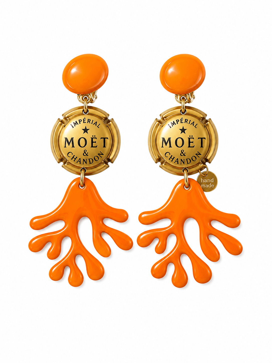 Orange Statement-Ohrringe mit goldfarbener Kapsel und korallenförmigem Anhänger in Schwarz und leuchtendem Orange.
