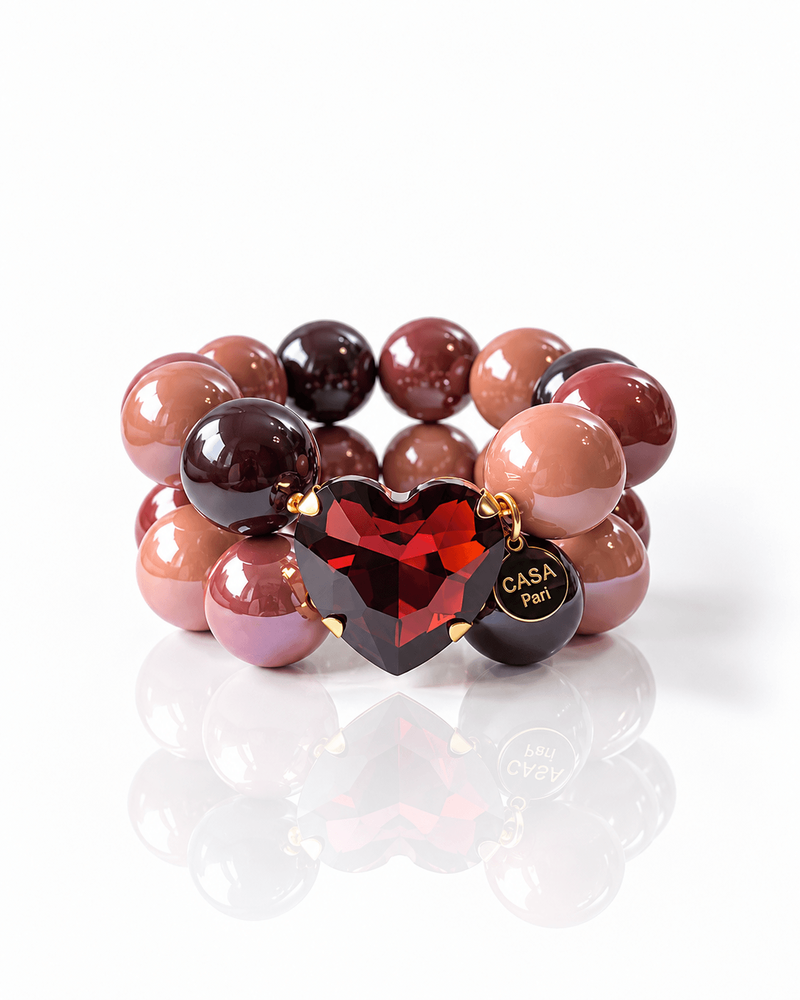 Doppelreihiges Crystal Heart Armband Berry Nougat mit großen rosé-, braun- und beerfarbenen Perlen, facettiertem dunkelrotem Kristallherz und goldenem Casapari Anhänger.