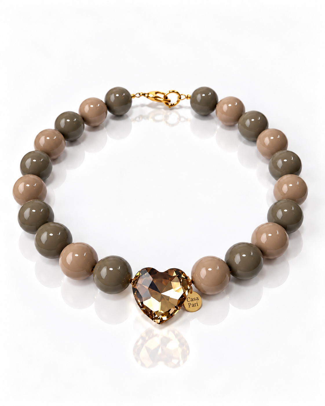 Crystal Heart Collier mit Cashmere Grey und Mocca Resinperlen, champagnerfarbenem Herz und Casa Pari Logo-Charm