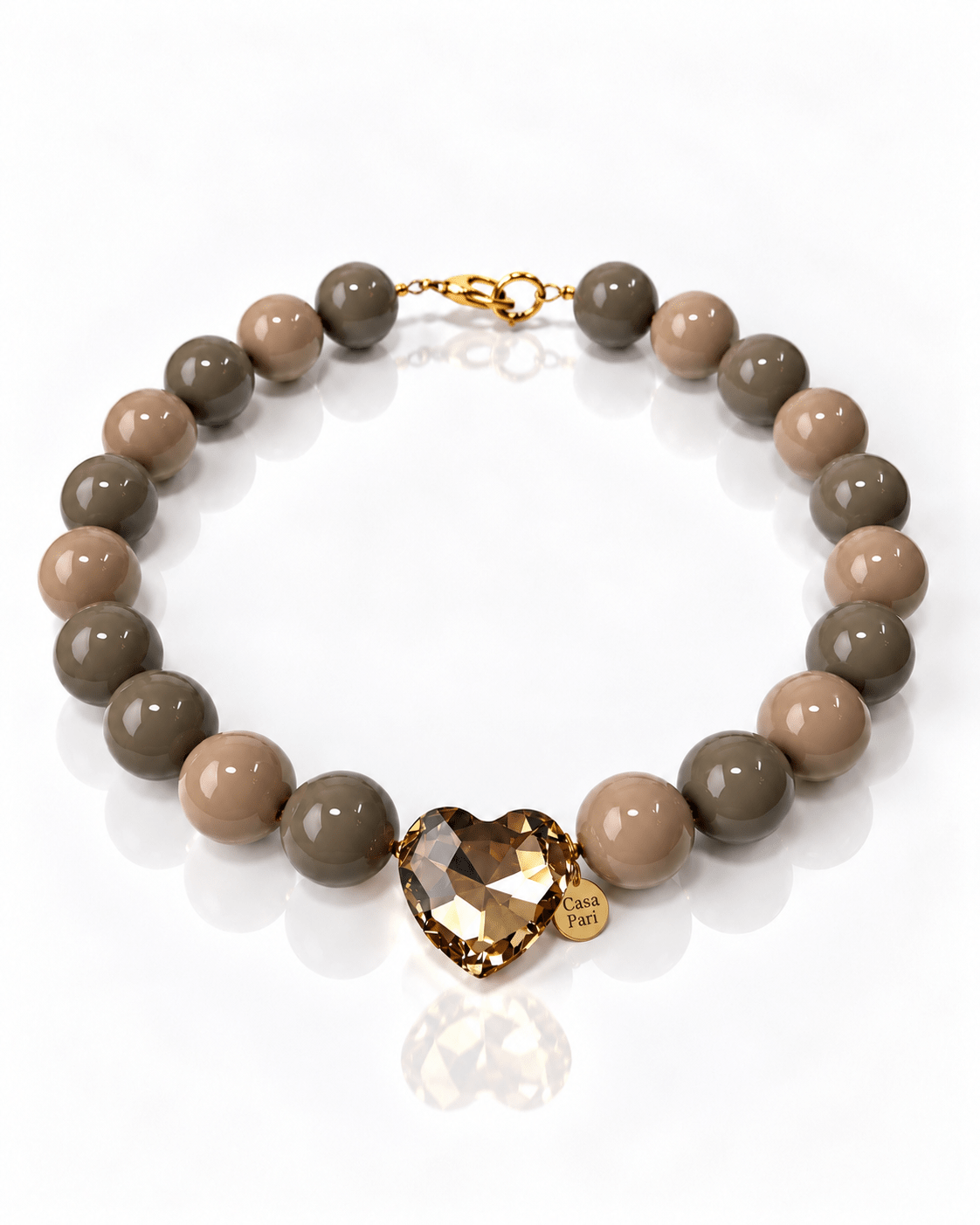 Crystal Heart Collier mit Cashmere Grey und Mocca Resinperlen, champagnerfarbenem Herz und Casa Pari Logo-Charm