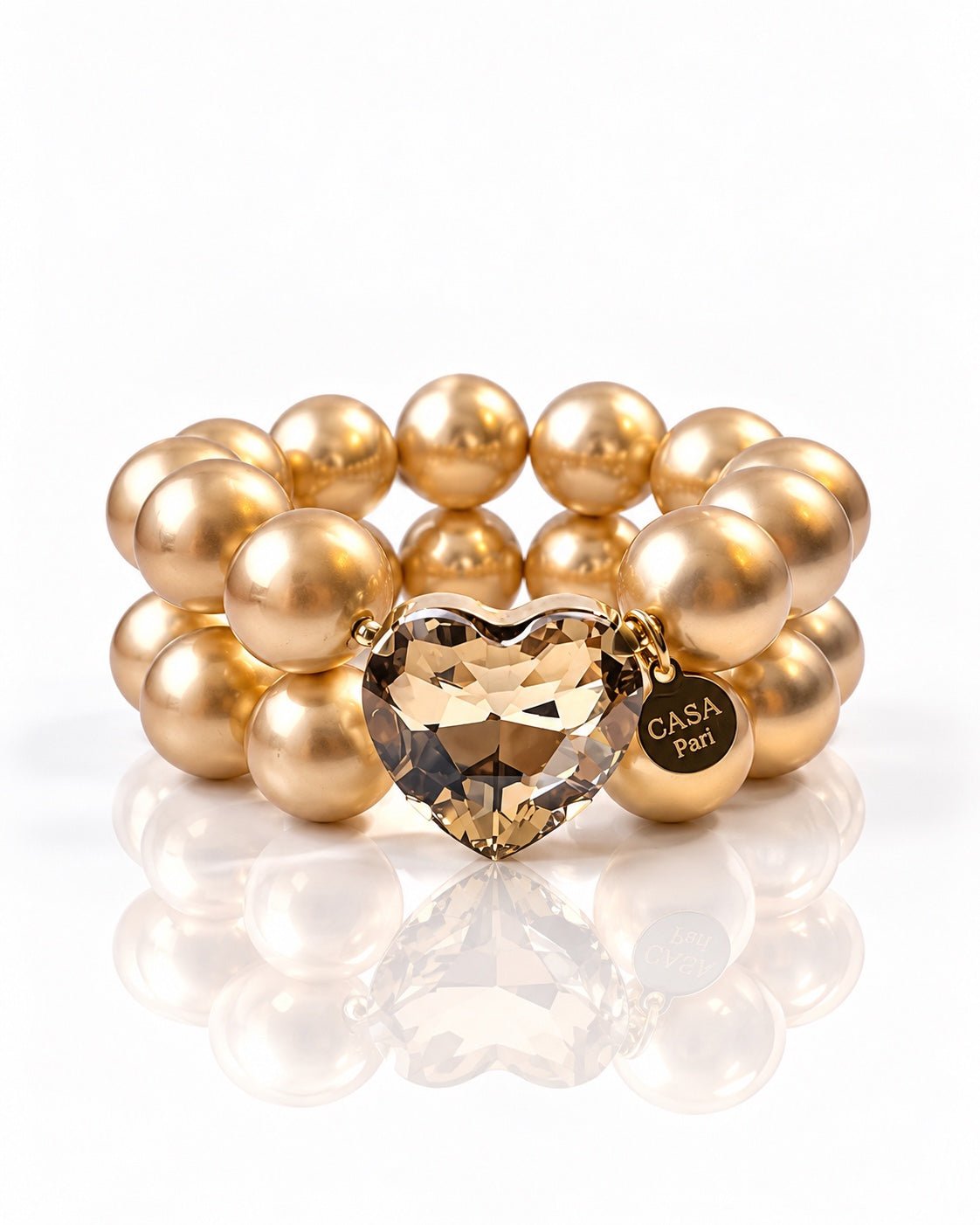 Crystal Heart Matte Gold Armband mit mattgoldenen Perlen, facettiertem champagnerfarbenem Kristallherz und Casa Pari Anhänger