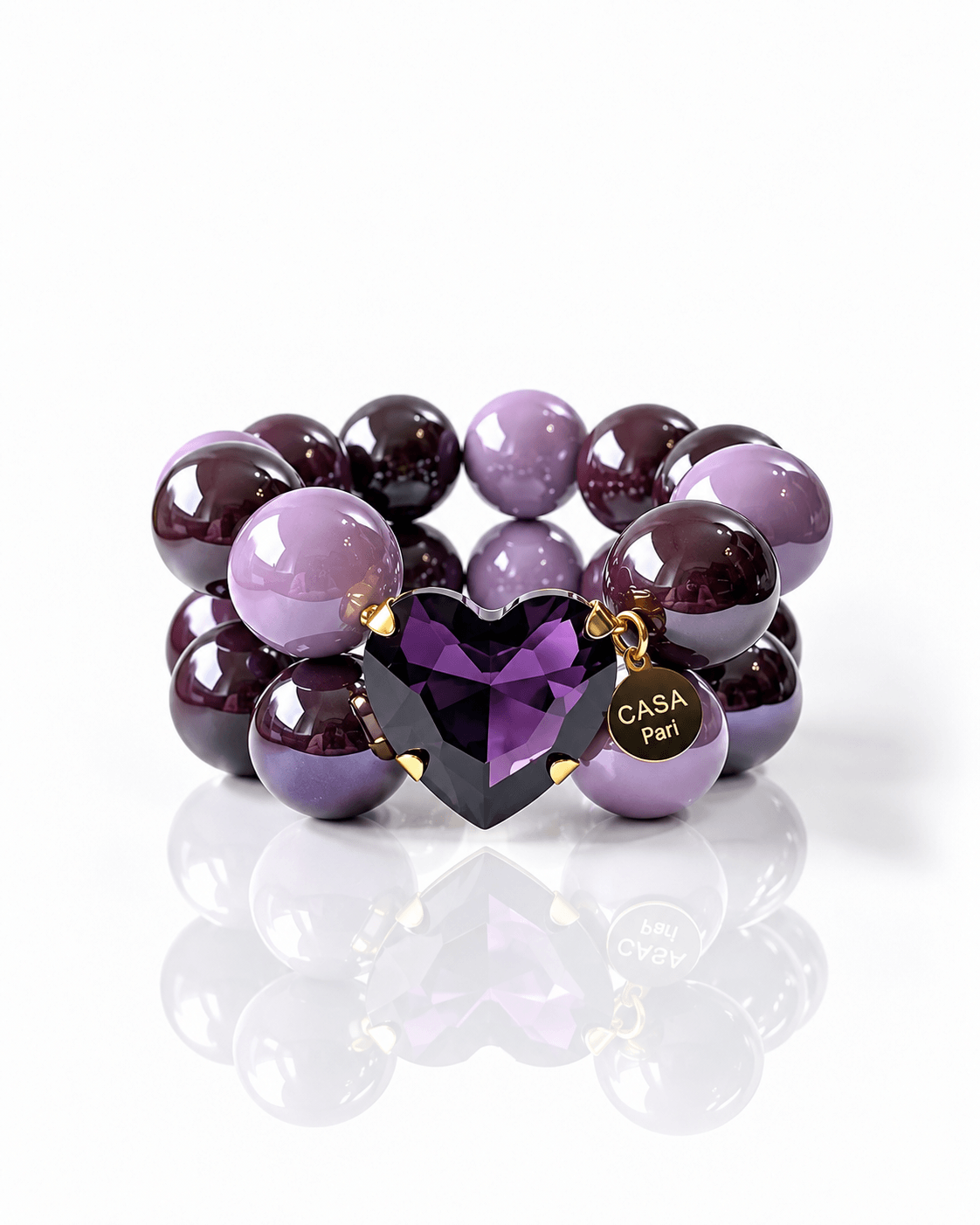 Doppelreihiges Armband mit großen lila und dunkelvioletten Perlen, violettem facettiertem Kristallherz und goldenem Casapari Anhänger.